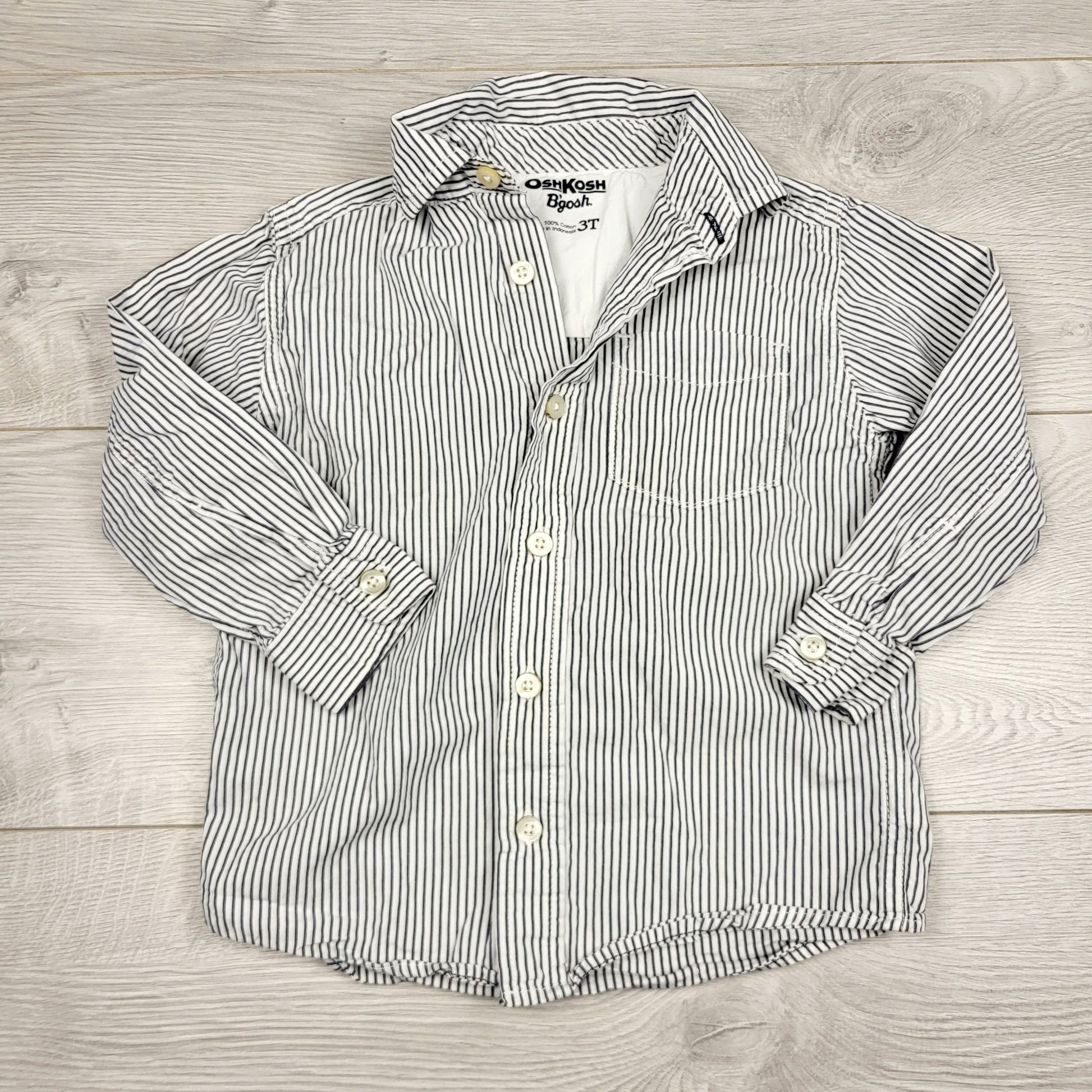 PS3 - Chemise boutonnée Oshkosh à rayures blanches et bleues. Taille 3T