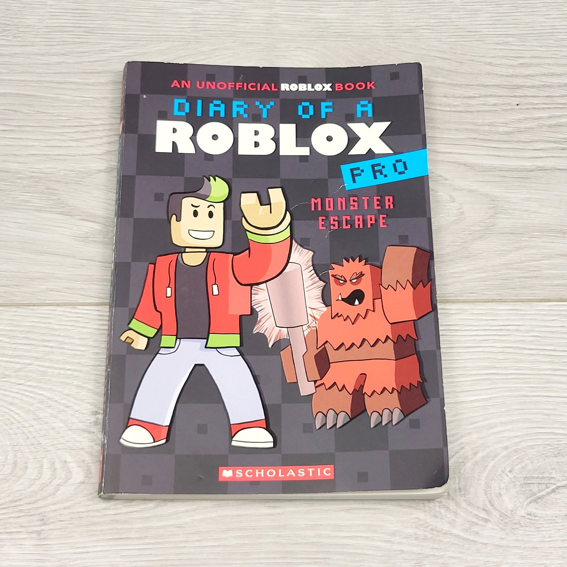 LPXT11 - Diary of a Roblox Pro: Monster Escape. Soft cover chapter book