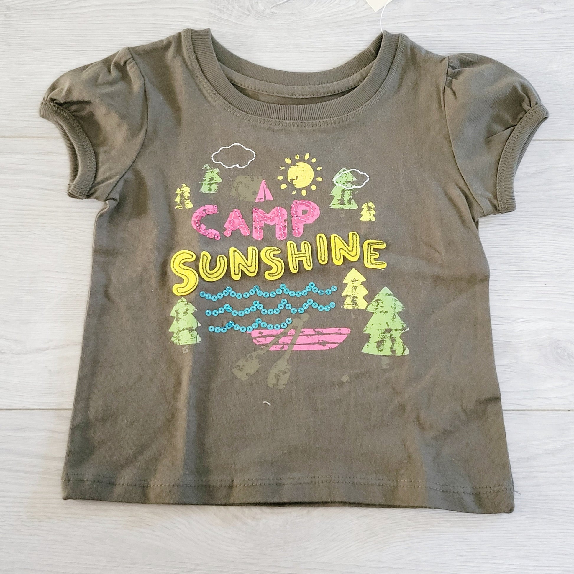 SUSM1 - NOUVEAU - T-shirt Joe vert olive « Camp Sunshine ». Taille 1 an