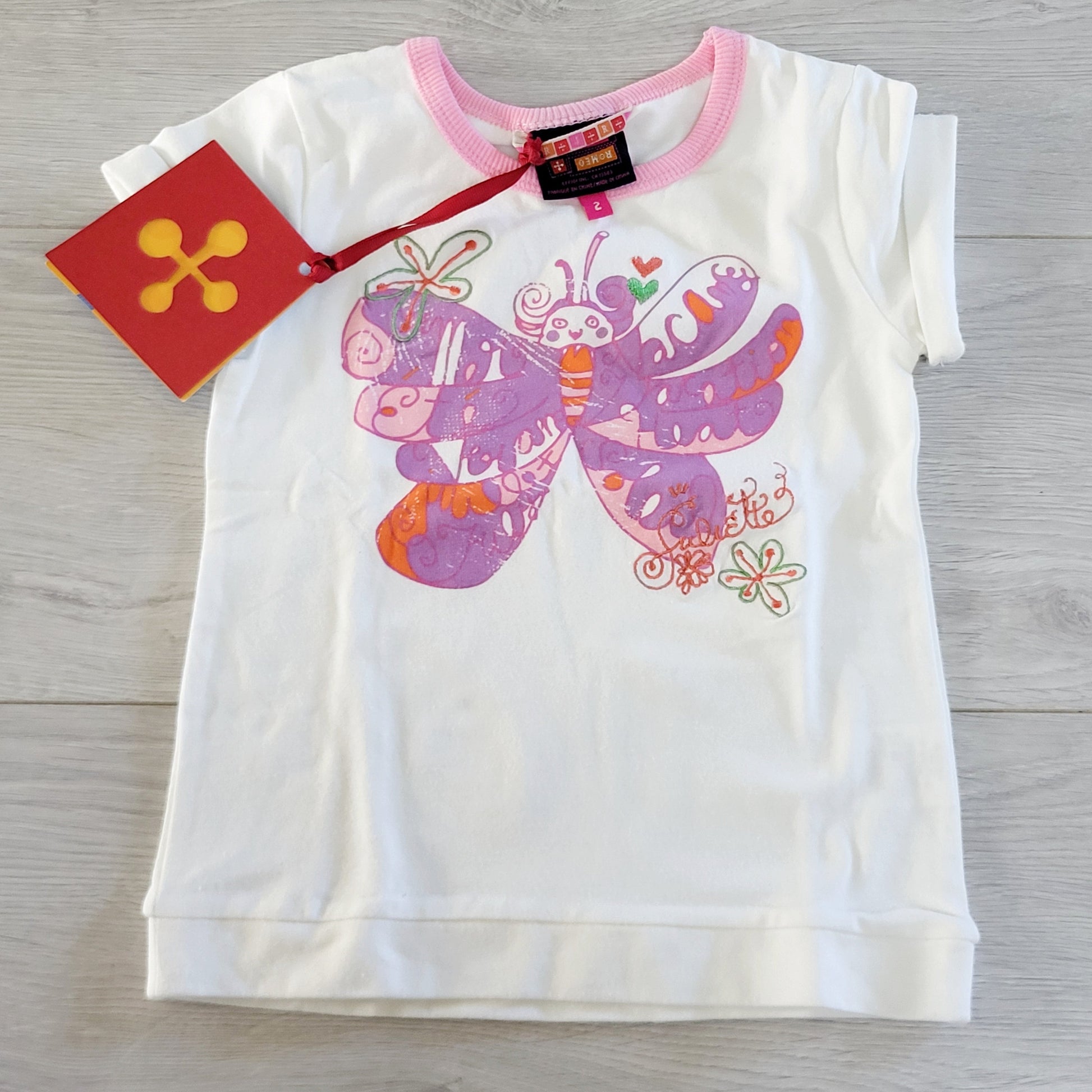 SUSM1 - NOUVEAU - T-shirt blanc Roméo et Juliette avec papillon. Plusieurs tailles disponibles.