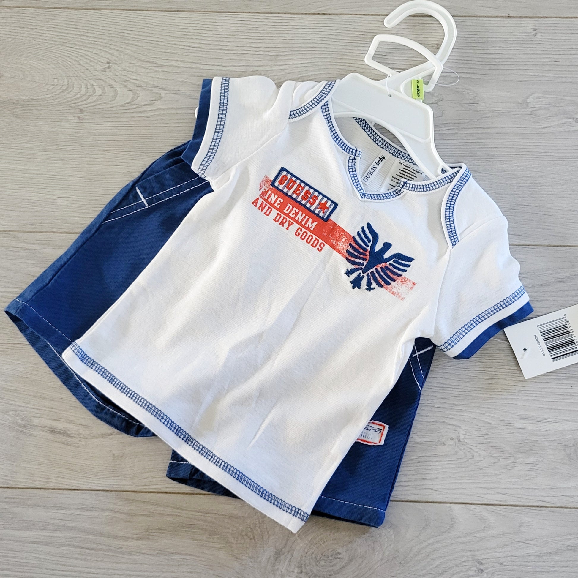 SUSM1 - NOUVEAU - Ensemble t-shirt et short Guess. Taille 3-6 mois