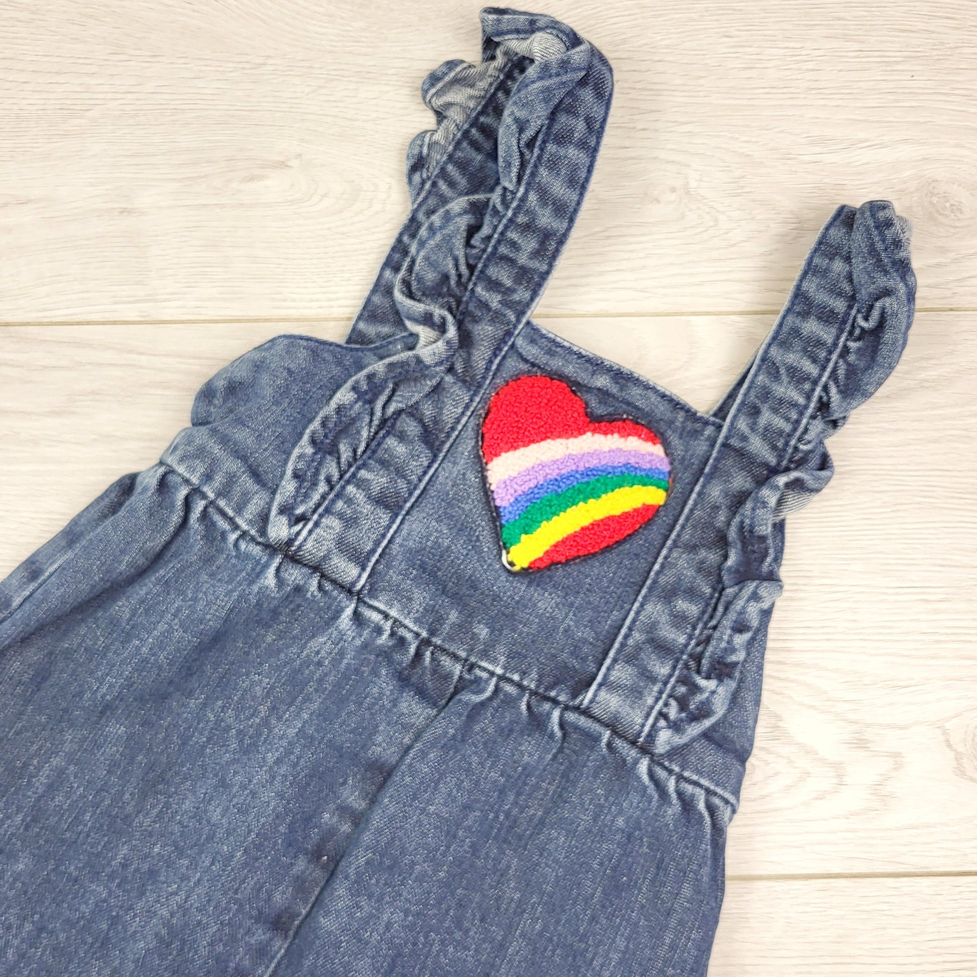 RUBH2 - Salopette en jean Hanna Andersson avec cœur en chenille. Taille 12-18 mois