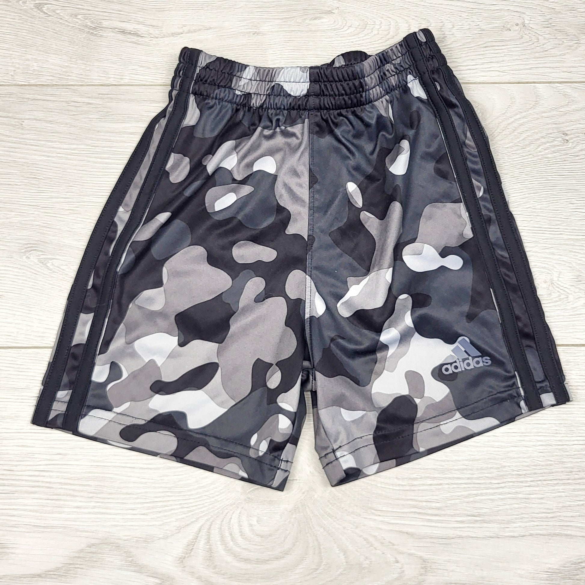 DMKY1 - Short Adidas camouflage gris et noir. Taille 3T