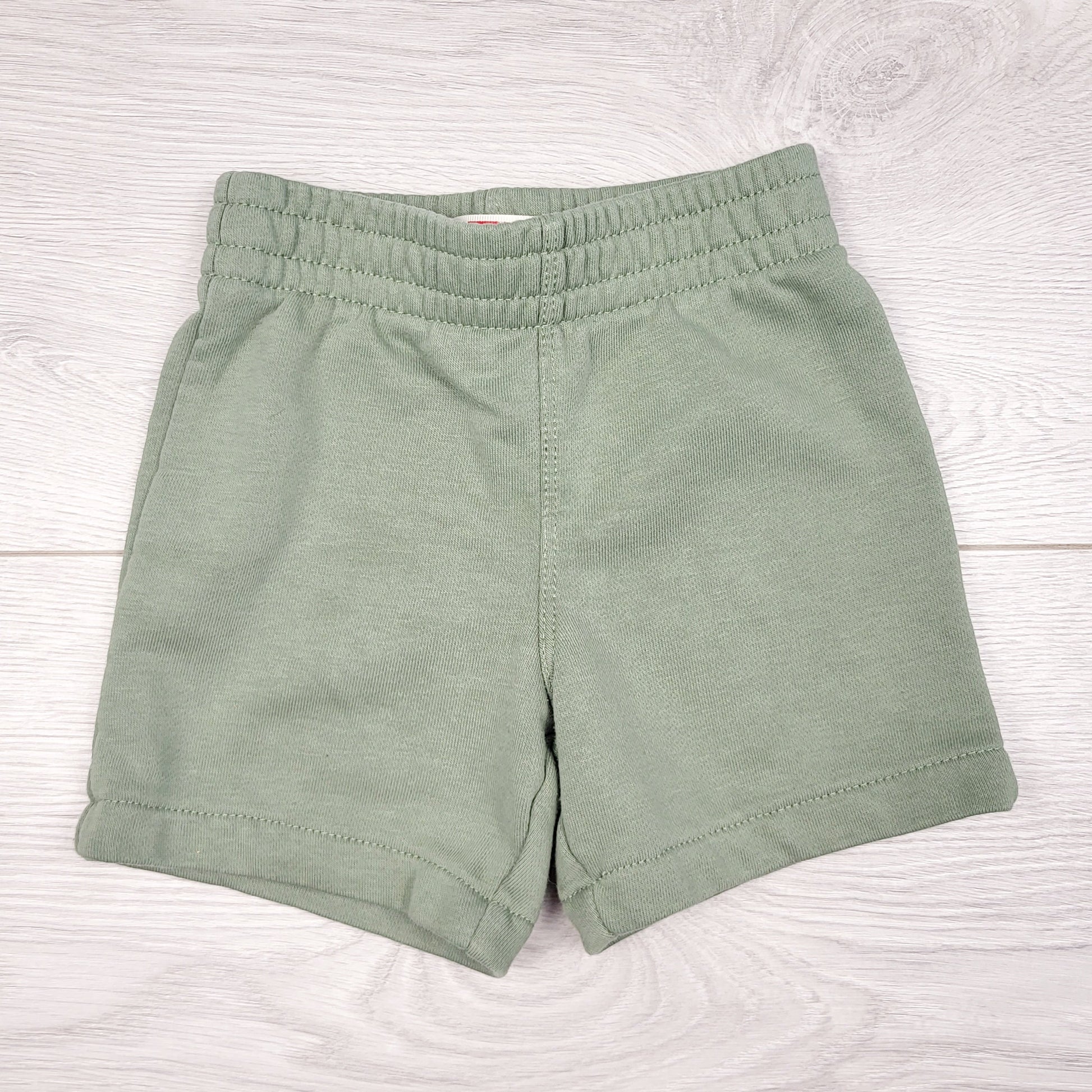 DMKY1 - Short Levi's en coton vert. Environ 6 à 12 mois.