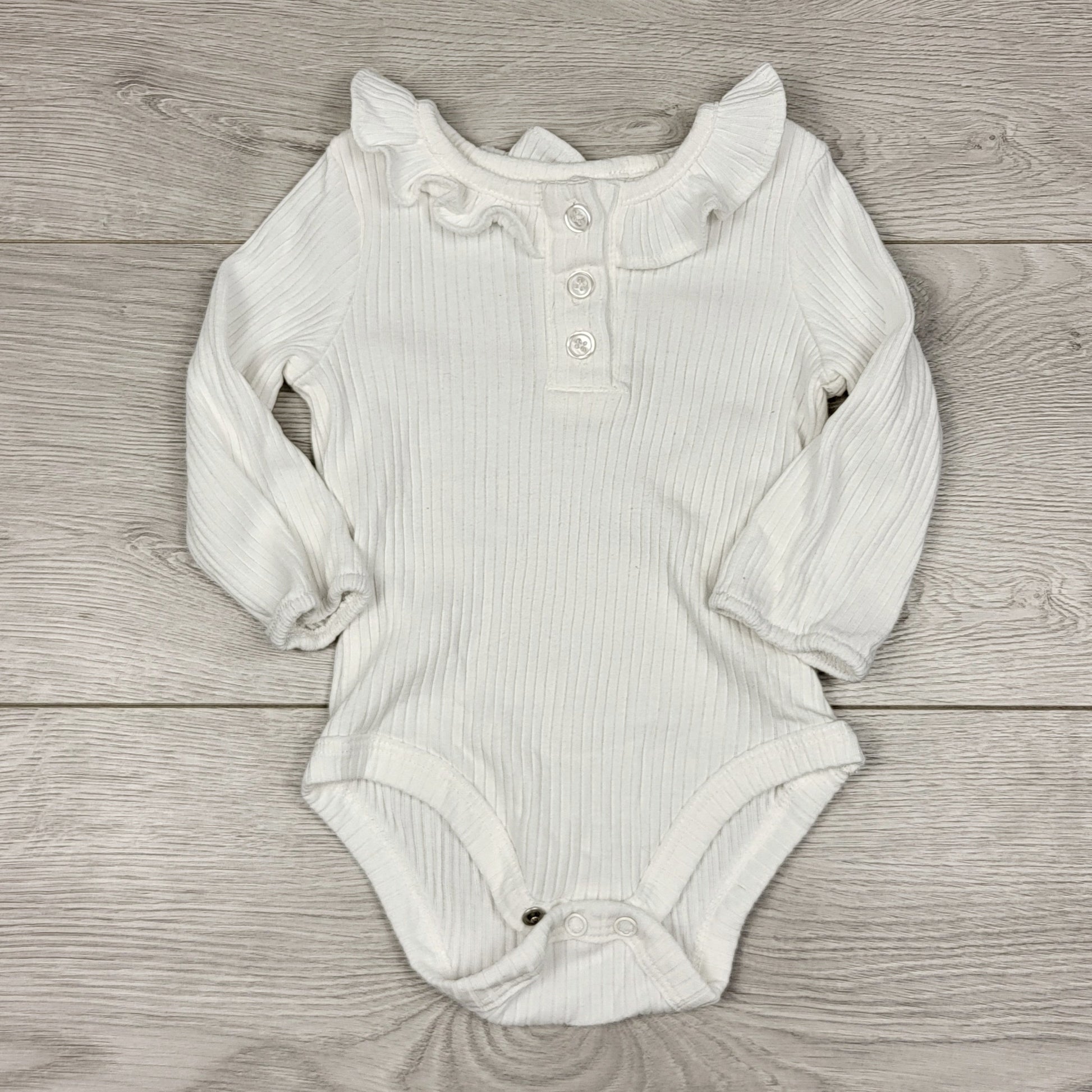 DMKY2 - Body blanc côtelé Nicole Miller avec col à volants. Taille 6-9 mois