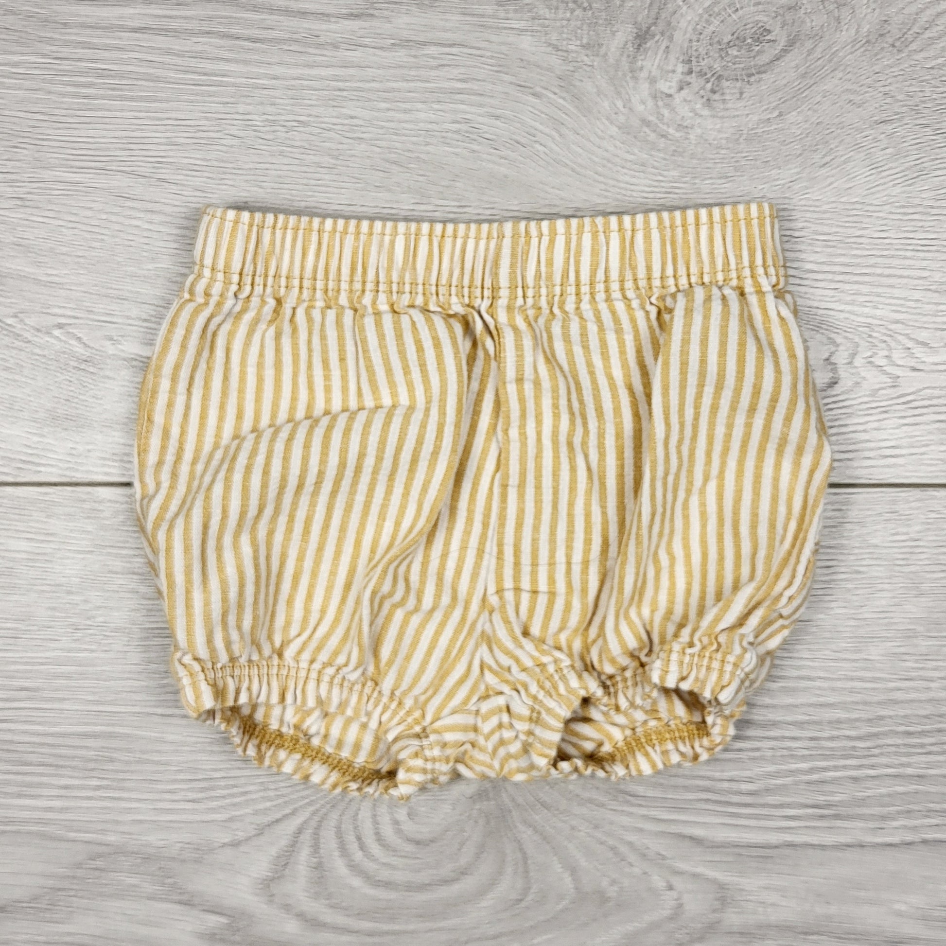 DMKY2 - Short rayé jaune Carters. Taille 6 mois