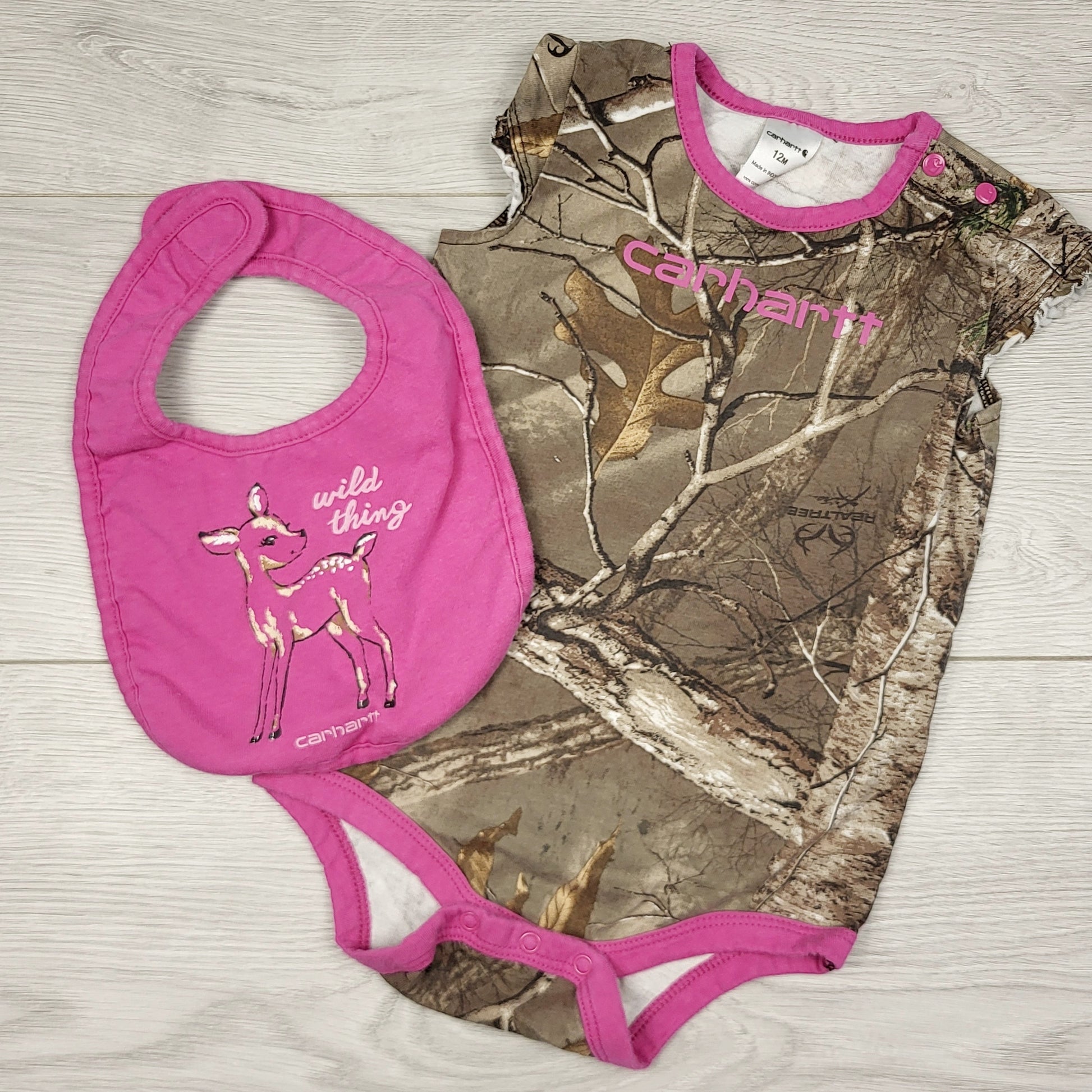DMKY2 - Ensemble body et bavoir camouflage Carhartt. Taille 12 mois