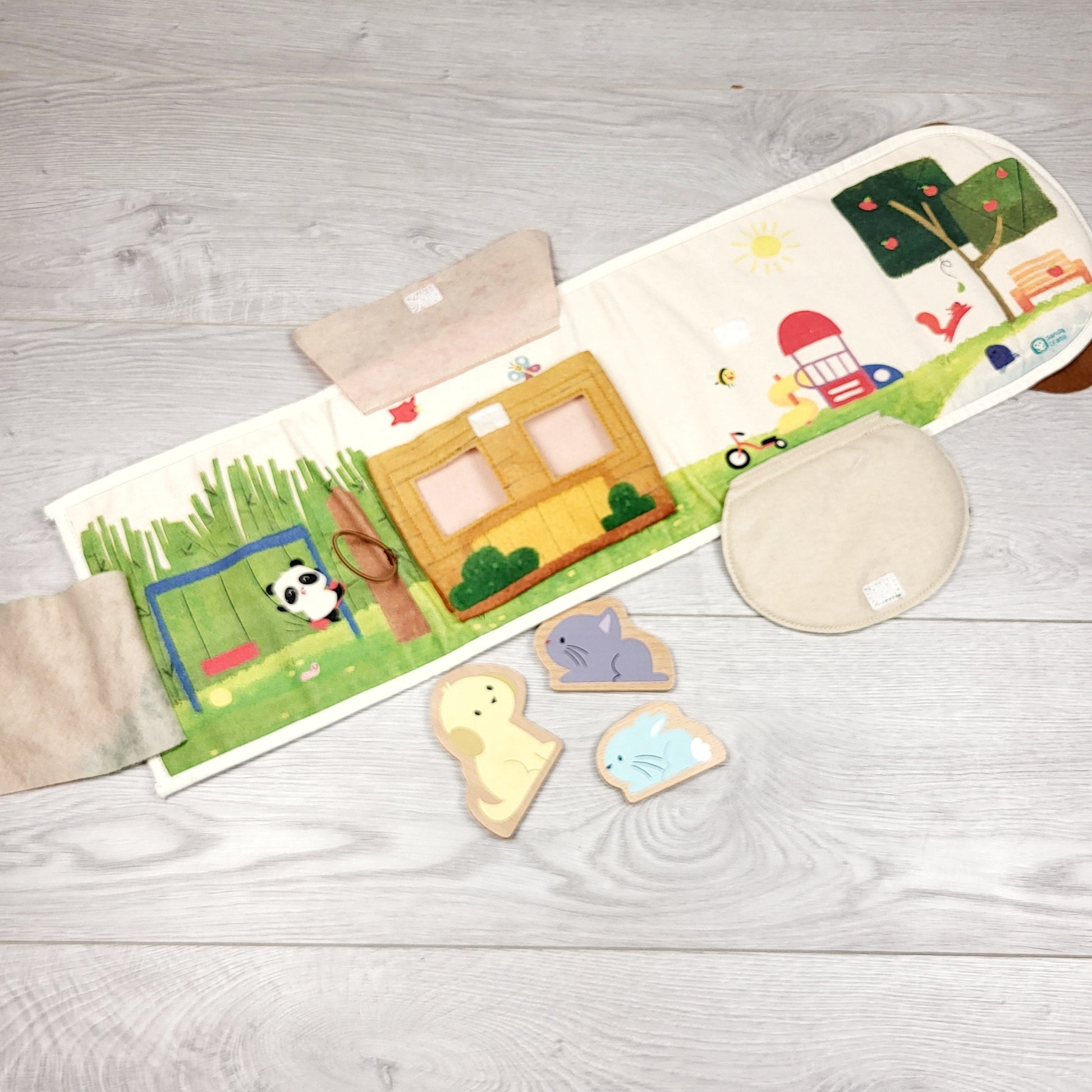 CSMP1 - Kiwi Co Panda Crate Puppy Book avec figurines