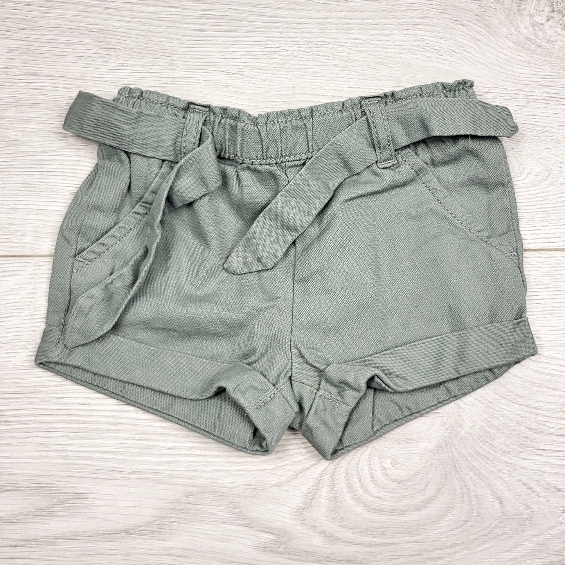 ECRS1 - Short Baby B'gosh vert sauge avec ceinture à nouer. Taille 6 mois