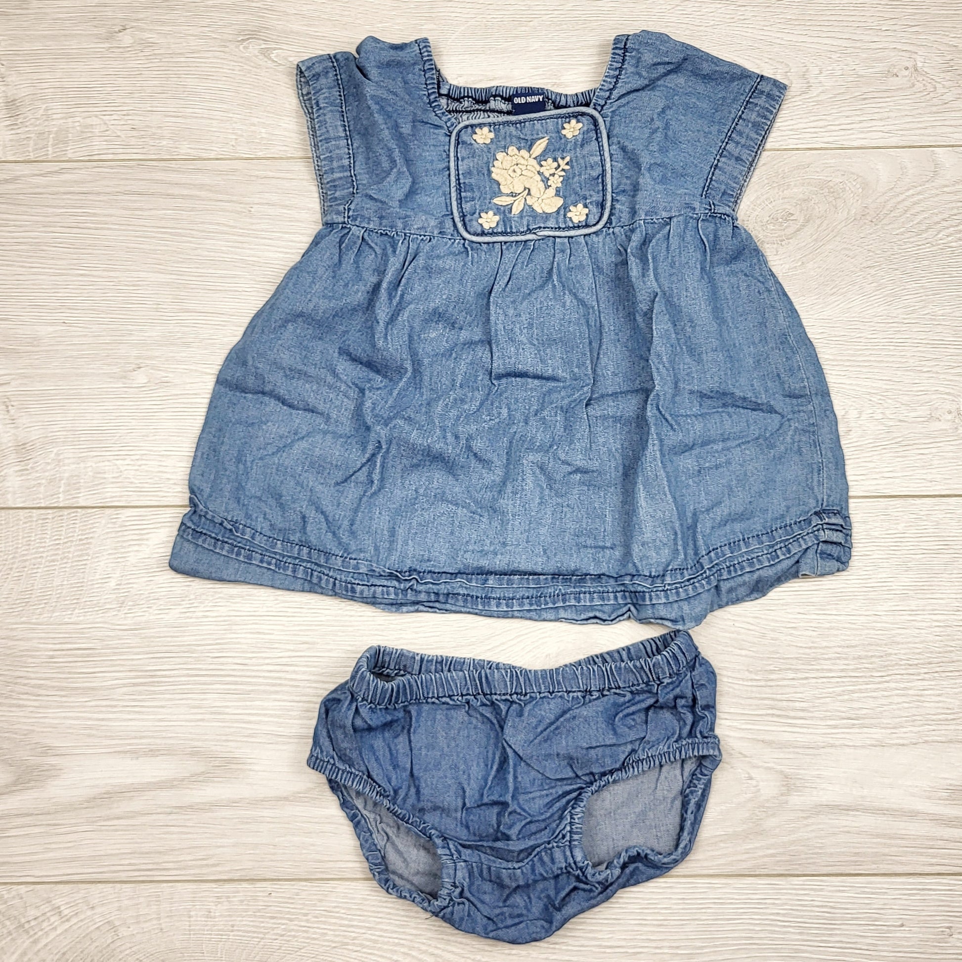ECRS1 - Ensemble 2 pièces en chambray Old Navy effet denim avec broderie florale. Taille 0-3 mois.