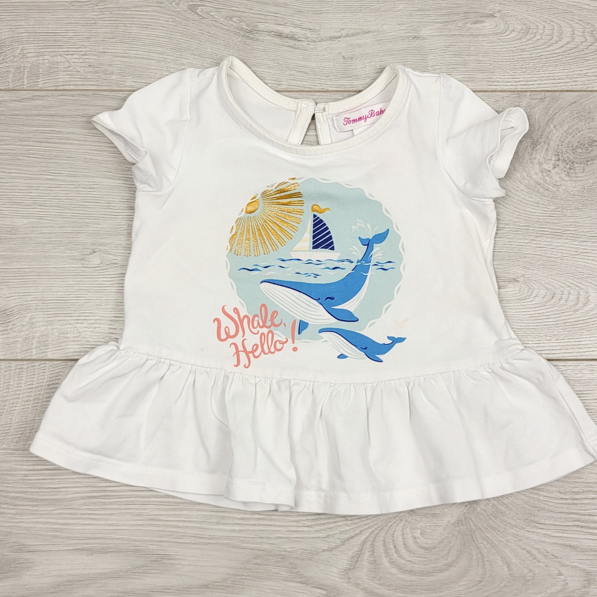 ECRS1 - T-shirt blanc Tommy Bahama avec baleine. Taille 12 mois