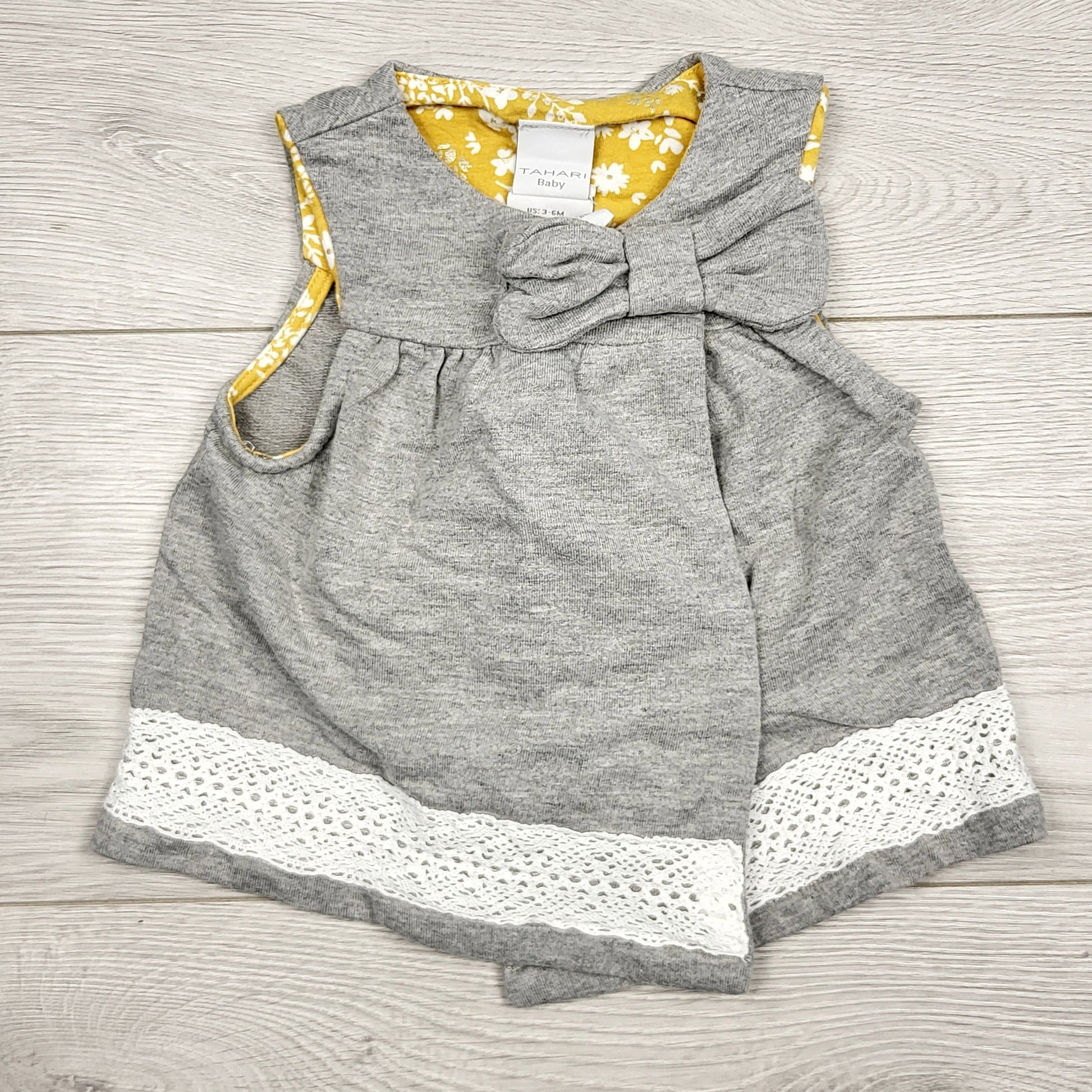 ECRS1 - Robe Tahari en coton gris avec bordure en dentelle. Taille 3-6 mois