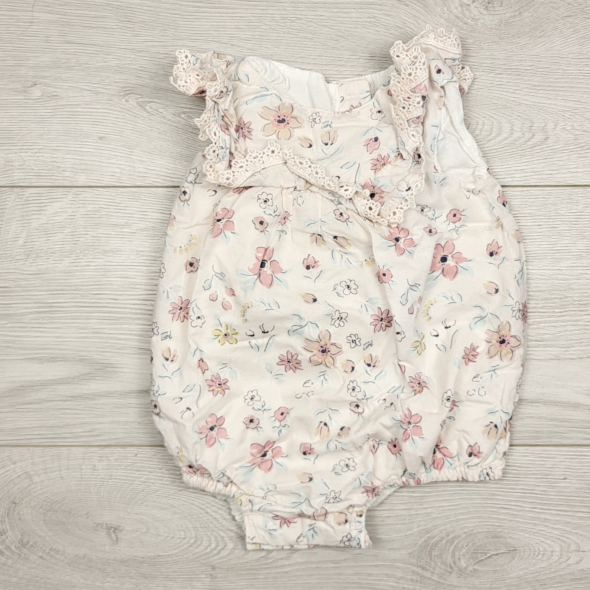 ECRS11 - Grenouillère Tahari rose pâle à imprimé floral. Taille 6-9 mois