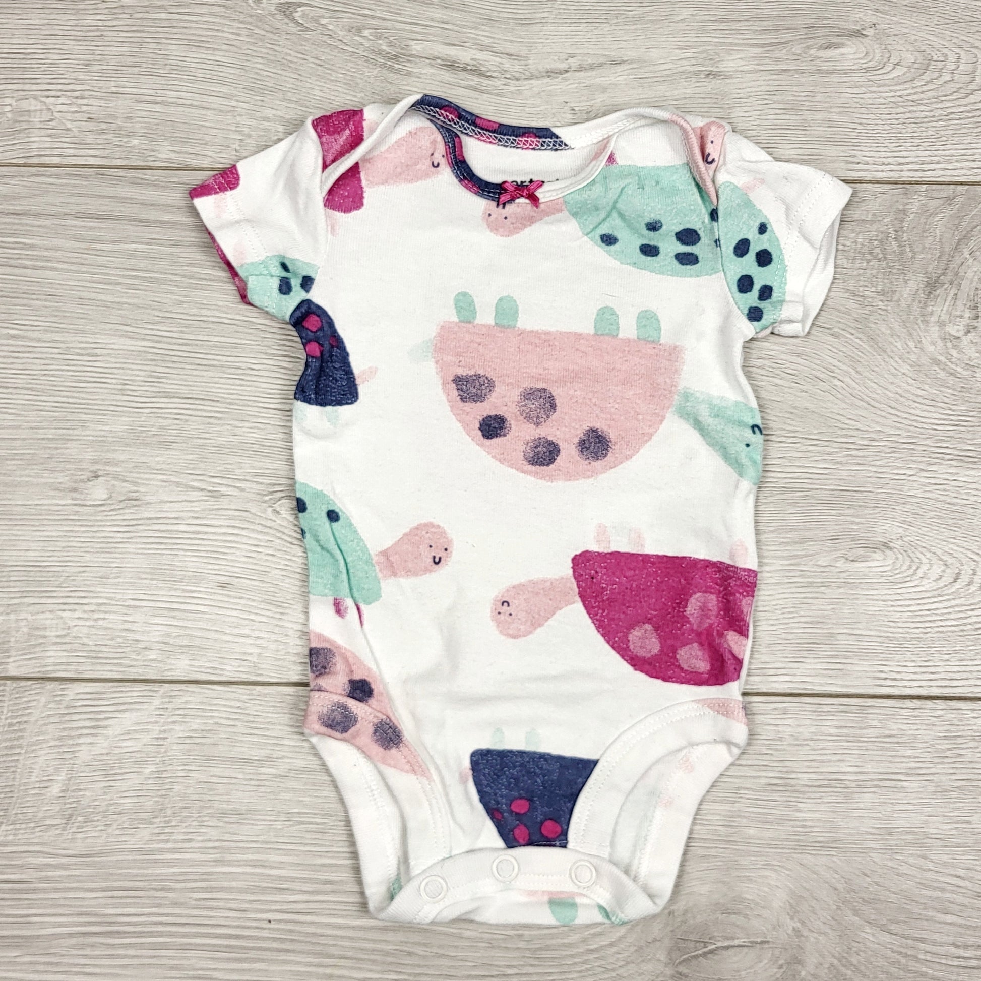 ECRS11 - Body blanc Carters à motif tortues. Taille nouveau-né.