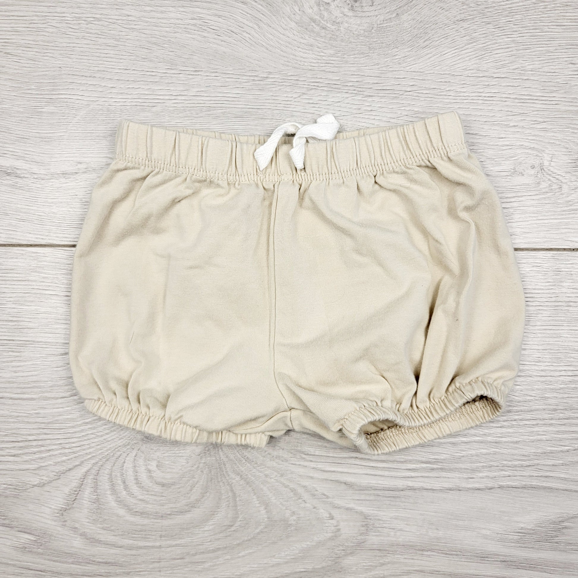 MARK1 - Premiers shorts en coton beige. Taille 3 mois