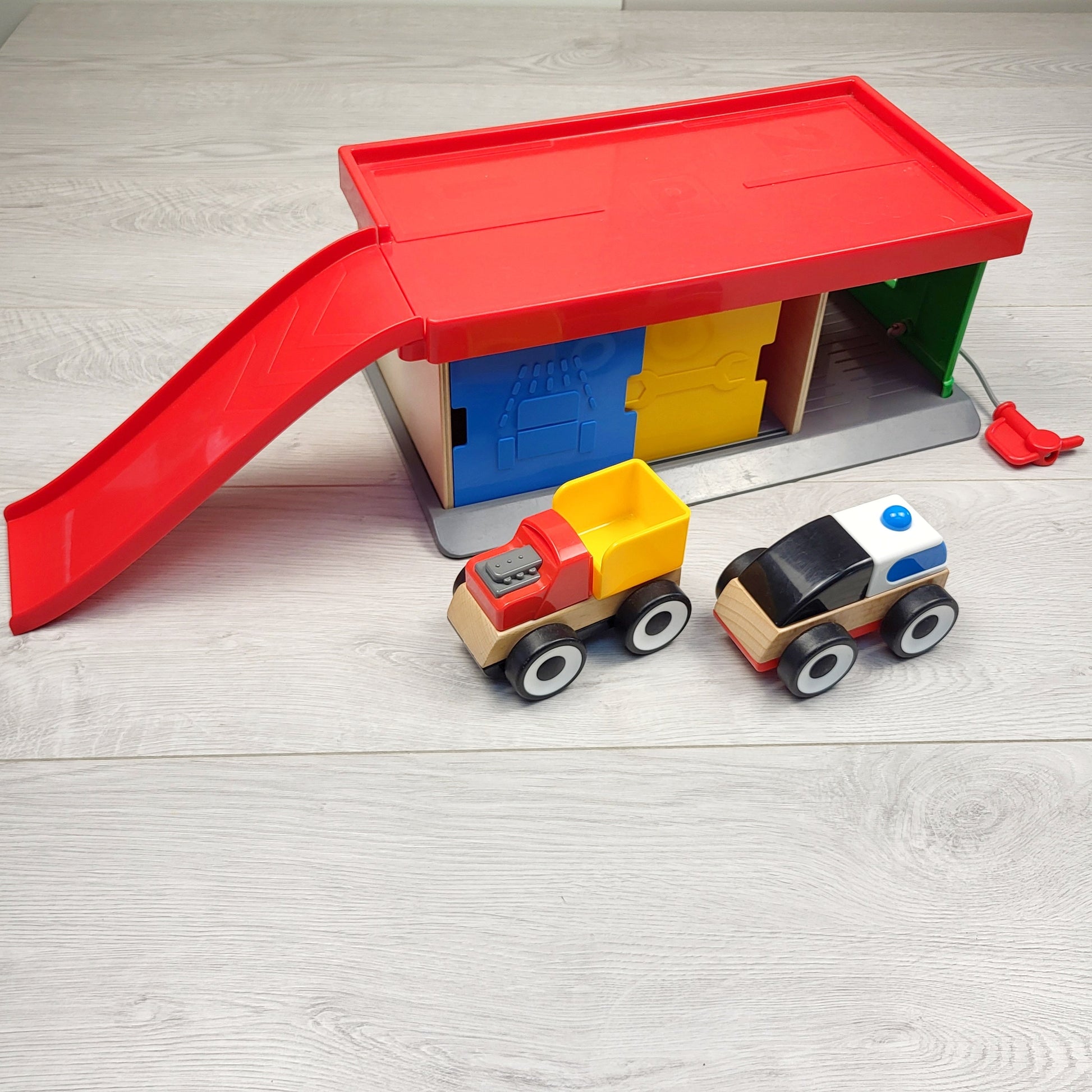MIRE3 - Garage à jouets IKEA Lillabo avec deux véhicules. Retrait ou livraison sur place uniquement.
