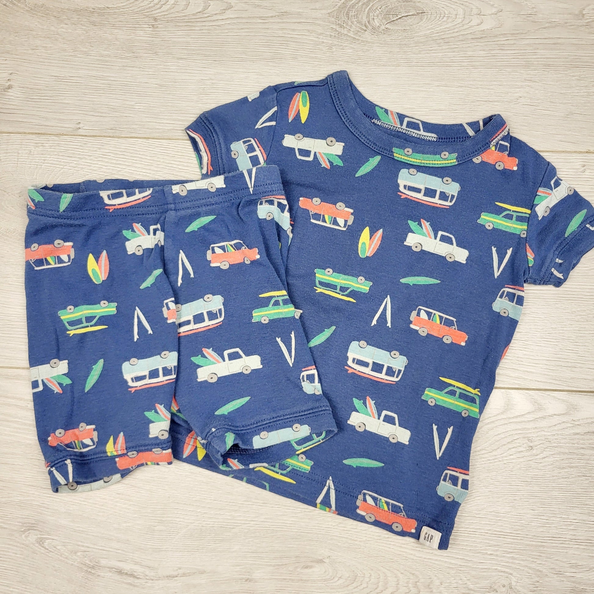 ERBD1 - Pyjama 2 pièces en coton bleu Gap avec motifs véhicules. Taille 18-24 mois