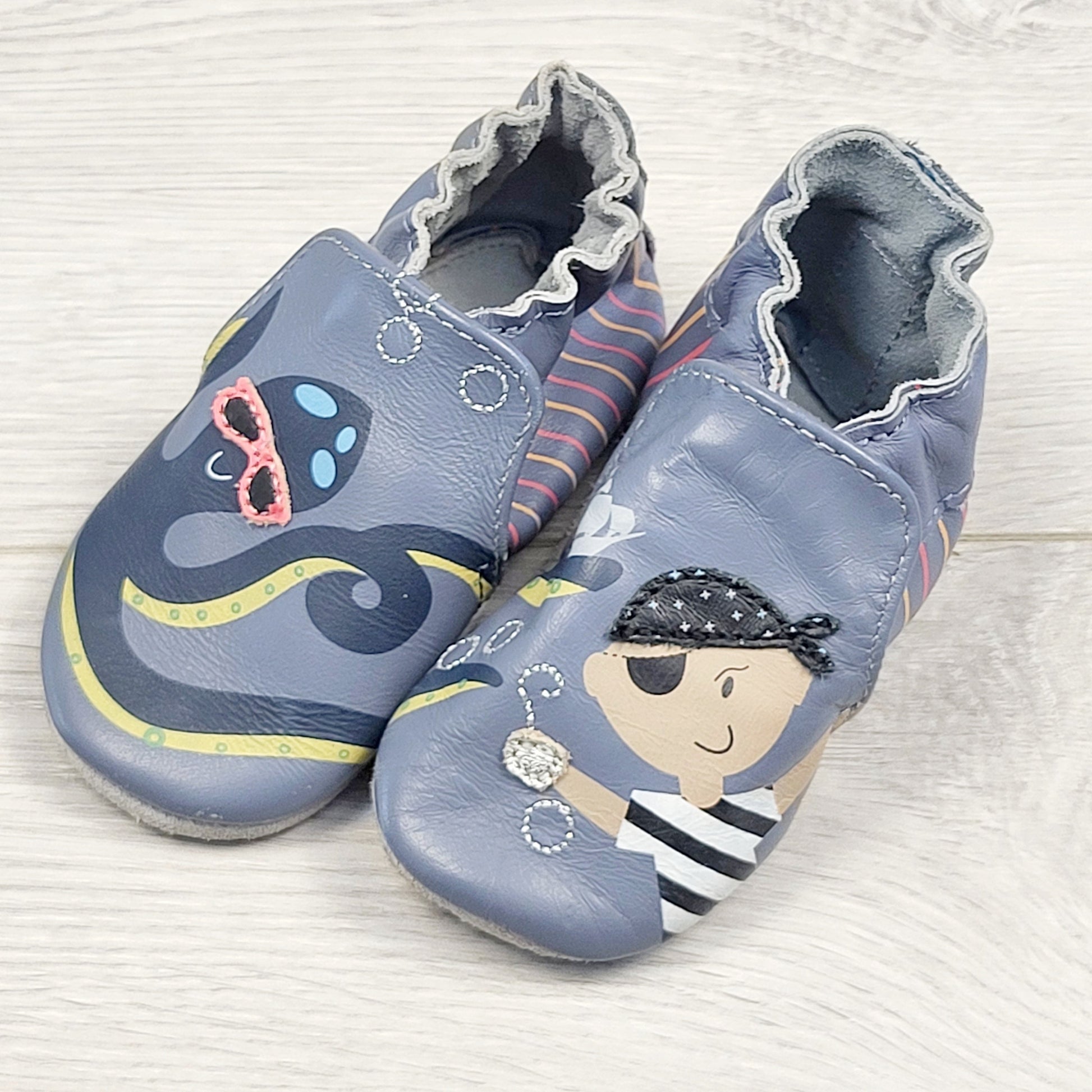 STMA1 - Chaussures en cuir souple Robeez avec motif pirate et pieuvre. Taille 0-6 mois 🍁