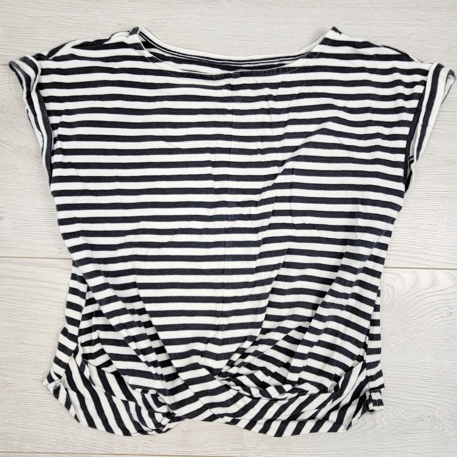 SHRSS22 - Haut court rayé bleu marine à torsades sur le devant, collection Tea. Taille 8