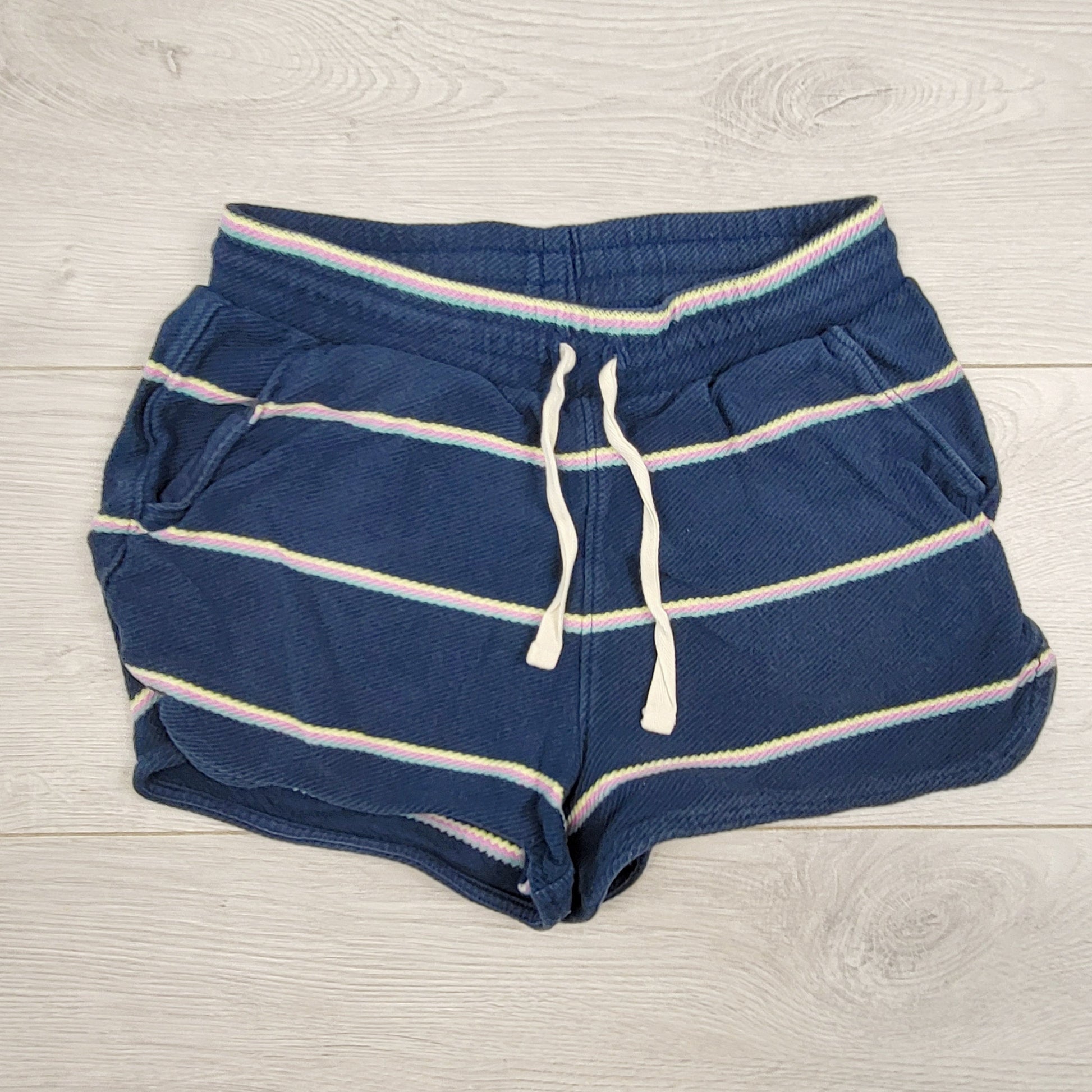 SHRSS22 - Short en maille rayée bleu marine avec cordon de serrage, collection Tea. Taille 40