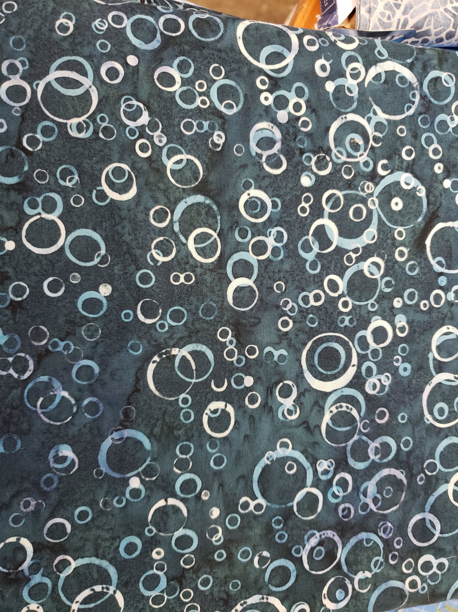 Hoffman Bali Batiks - 2165-410 - Des profondeurs - Cercles