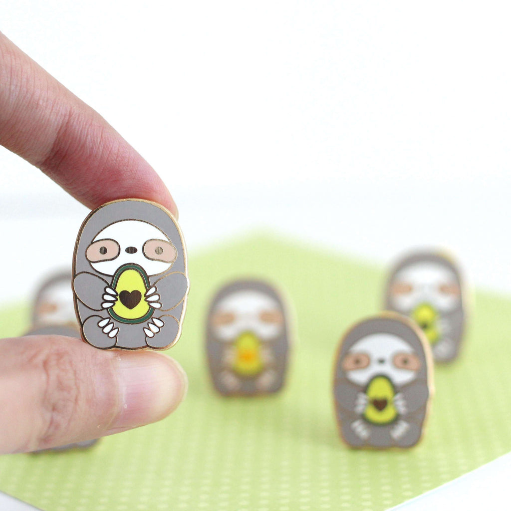 Broche en émail « Paresseux avocat » – Cadeau paresseux – Jolie broche – Cadeau avocat