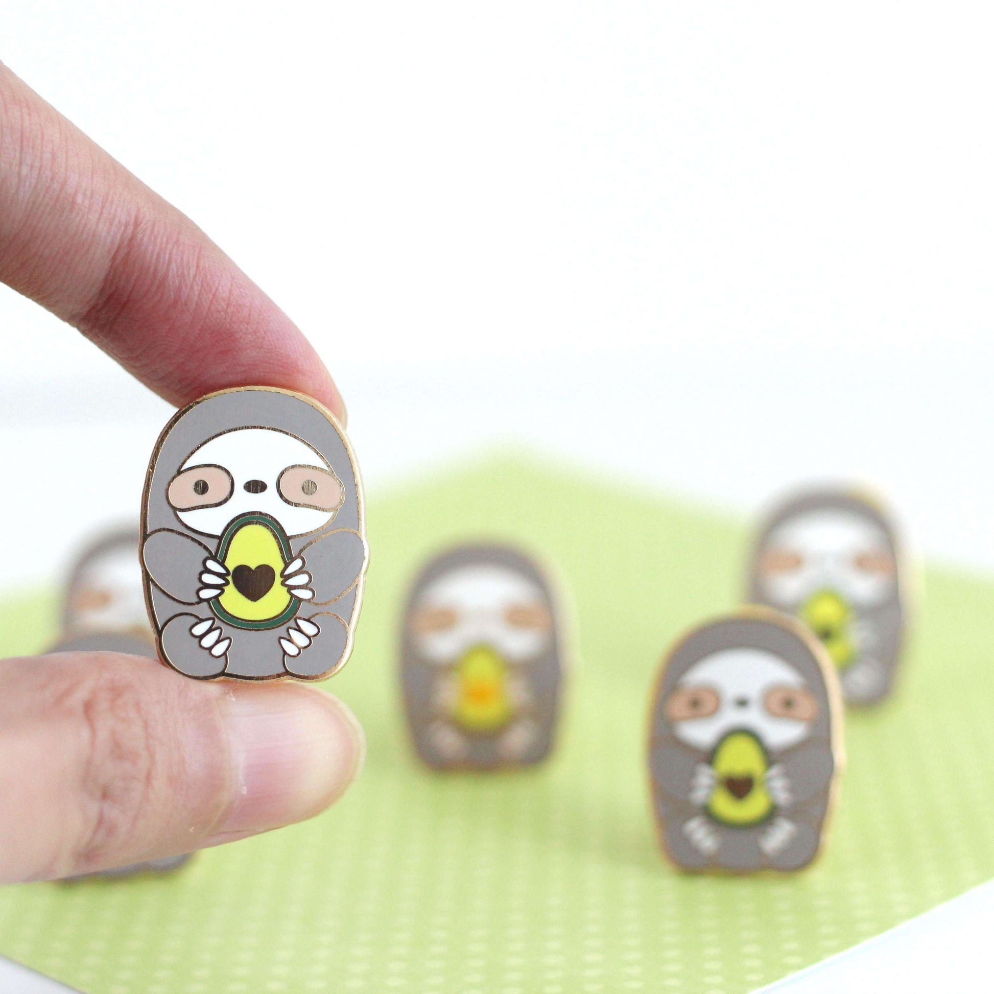 Broche en émail « Paresseux avocat » – Cadeau paresseux – Jolie broche – Cadeau avocat
