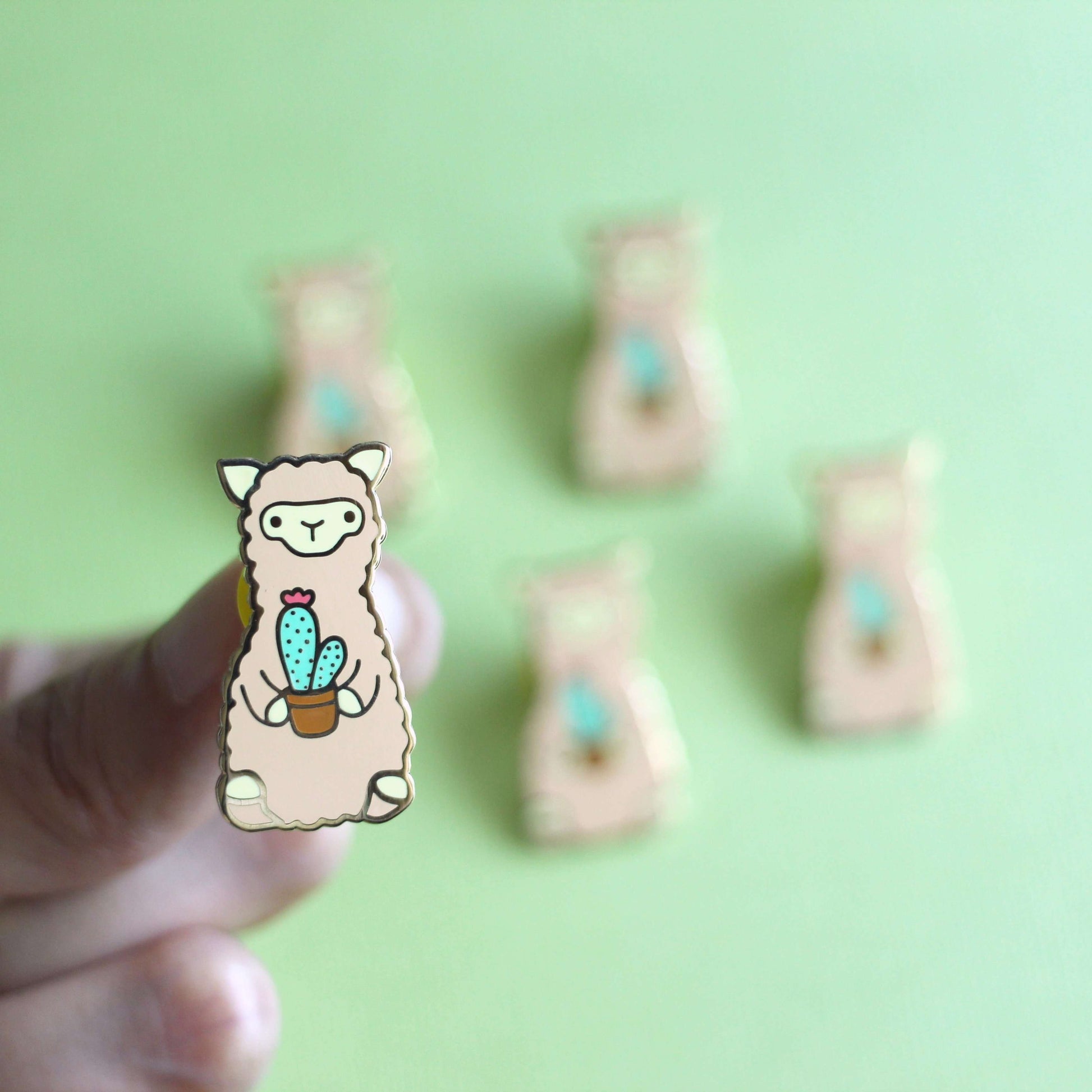 Broche en émail Cactus Alpaga - Cadeau Lama - Broche pour sac à dos