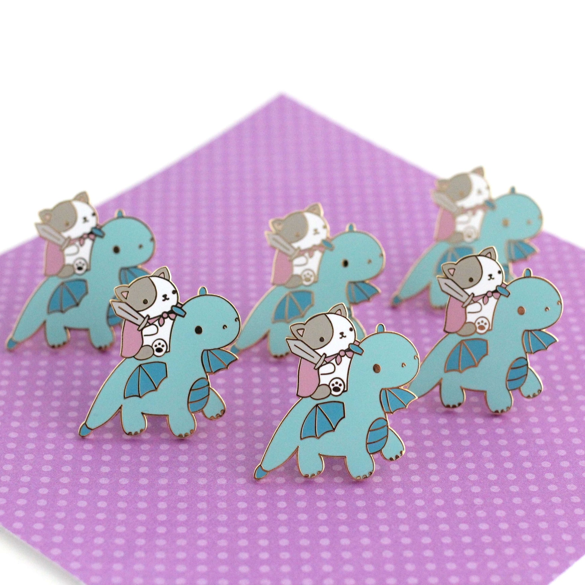 Broche en émail Chat et Chevalier Dragon (Variante Dragon Bleu)