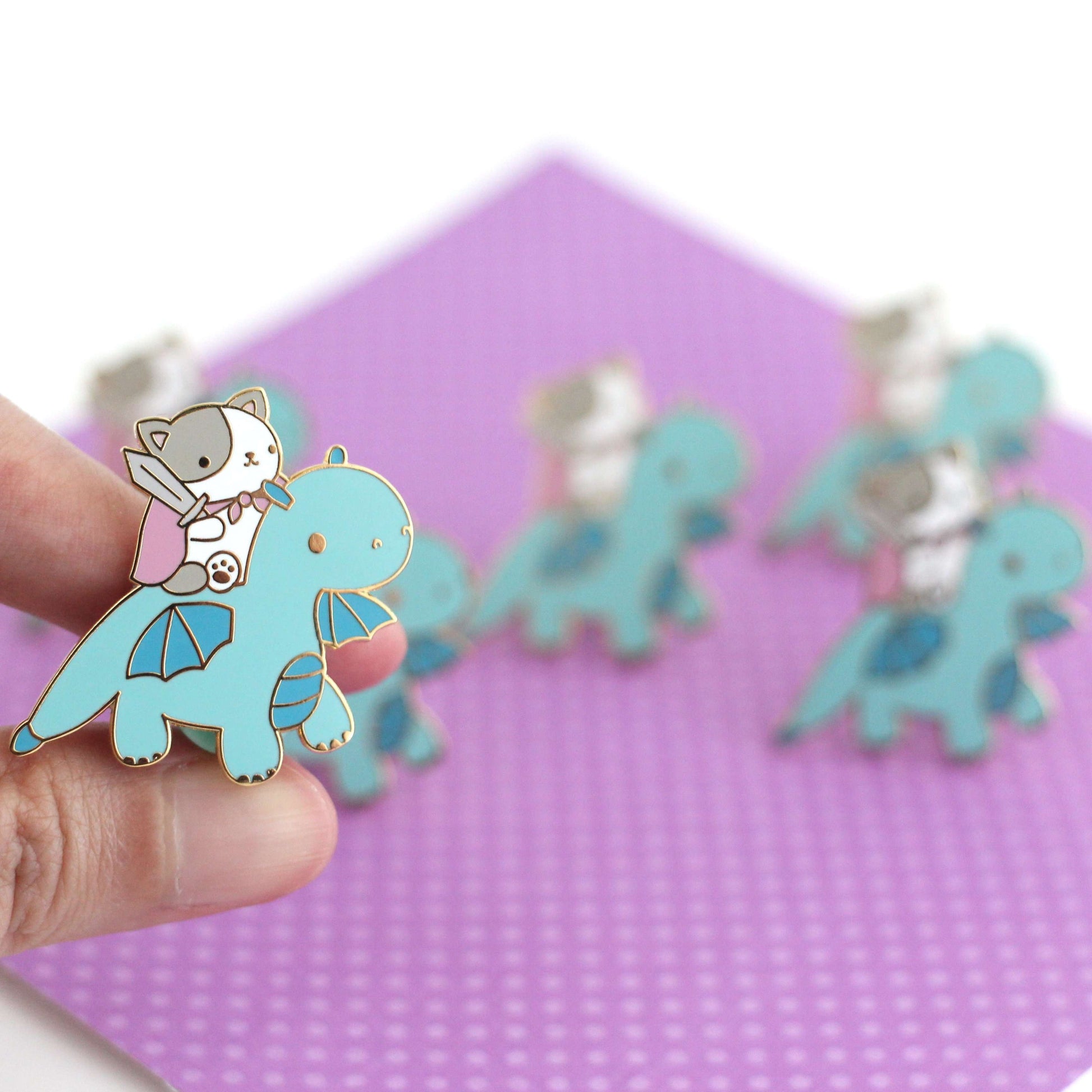 Broche en émail Chat et Chevalier Dragon (Variante Dragon Bleu)