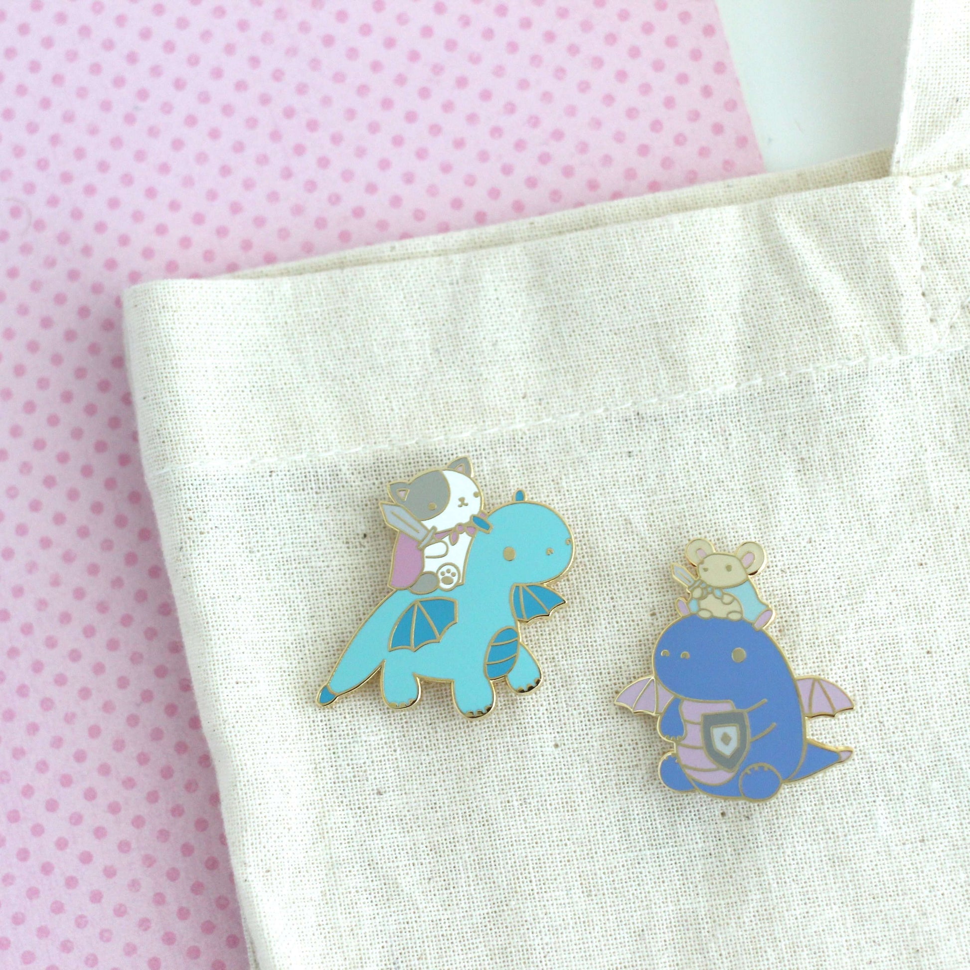 Broche en émail Chat et Chevalier Dragon (Variante Dragon Bleu)