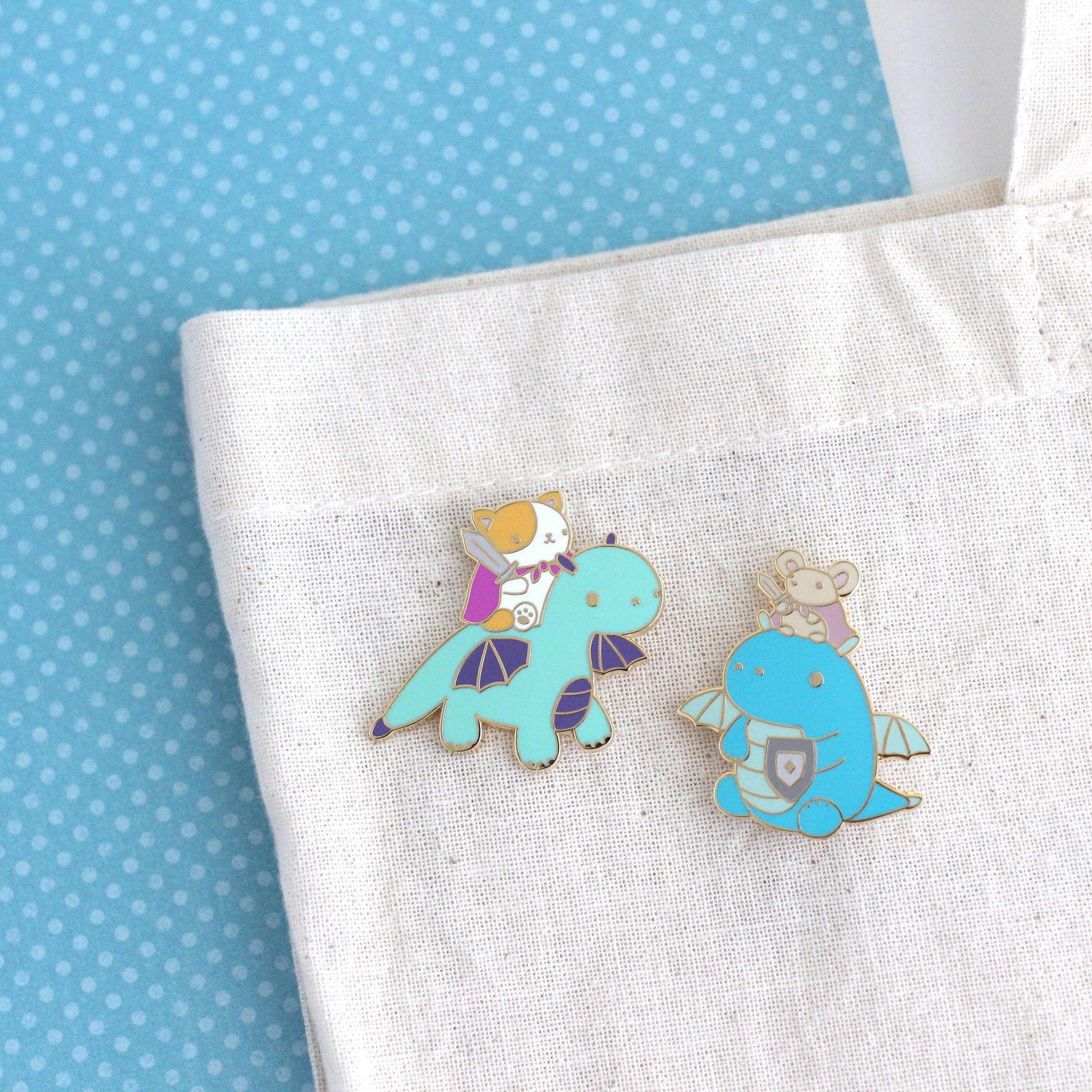 Broche en émail Chat et Chevalier Dragon (Variante Dragon Turquoise)