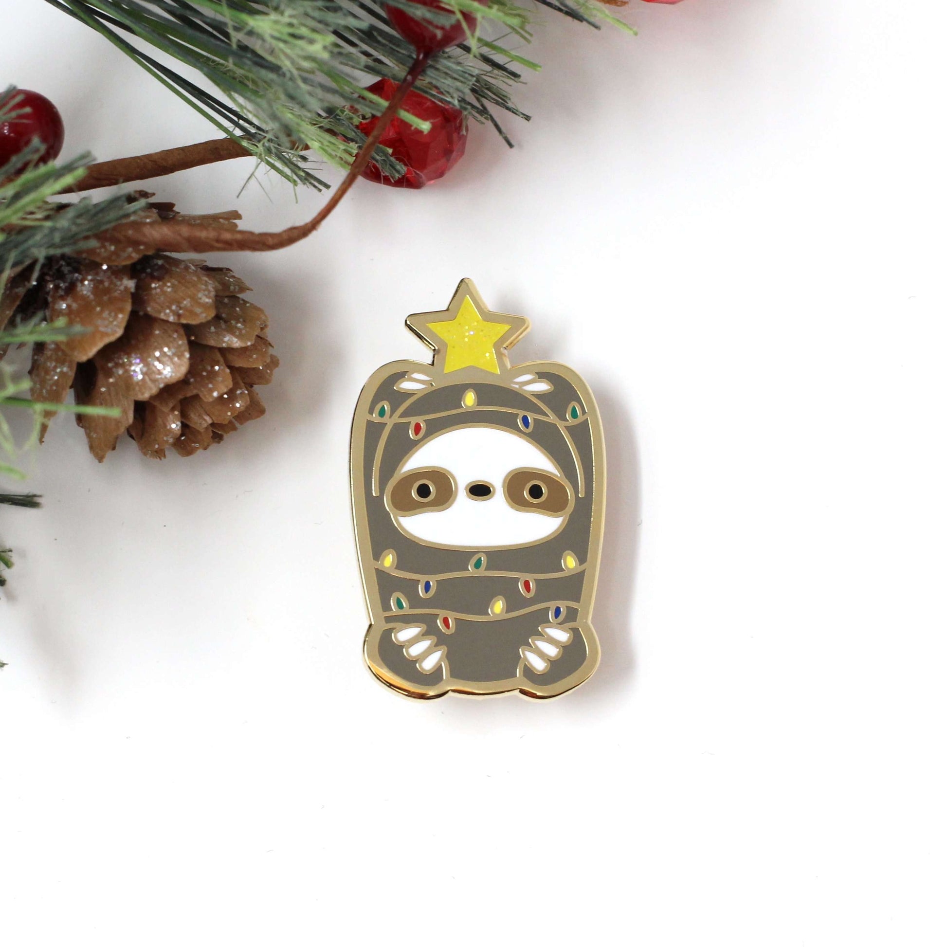 Broche en émail « Paresseux aux lumières de Noël » - Cadeau de Noël - Broche Paresseux - Broche de Noël