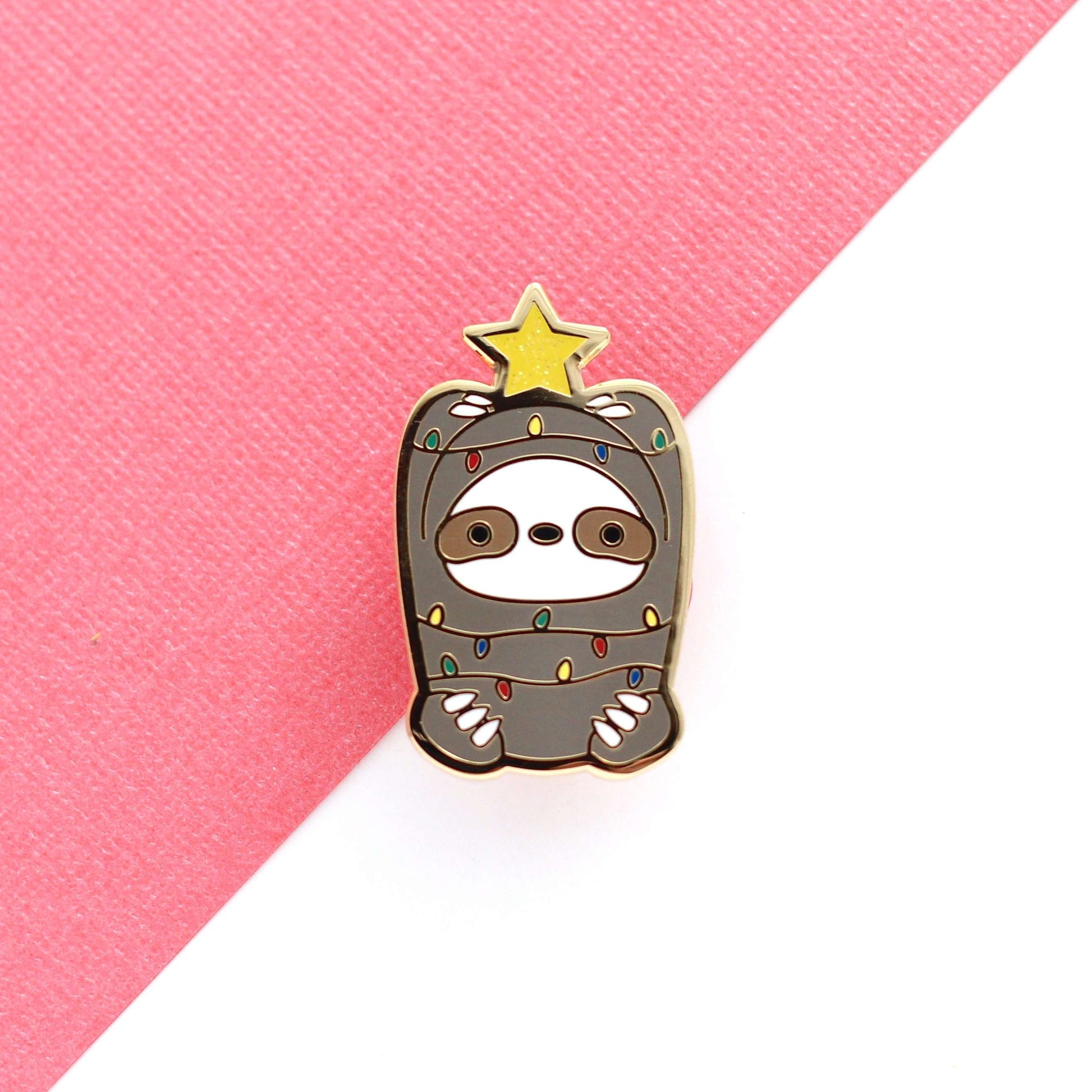 Broche en émail « Paresseux aux lumières de Noël » - Cadeau de Noël - Broche Paresseux - Broche de Noël