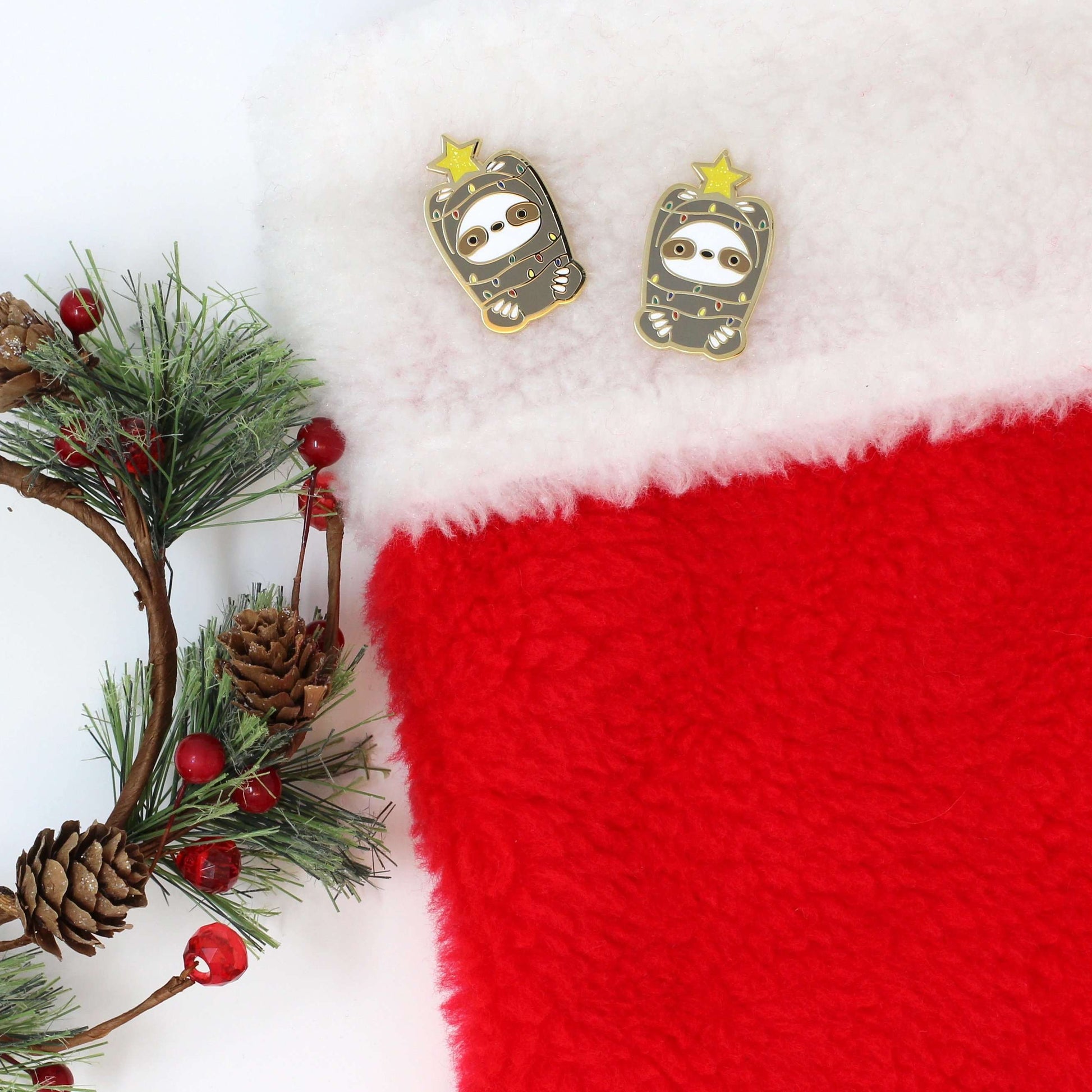 Broche en émail « Paresseux aux lumières de Noël » - Cadeau de Noël - Broche Paresseux - Broche de Noël