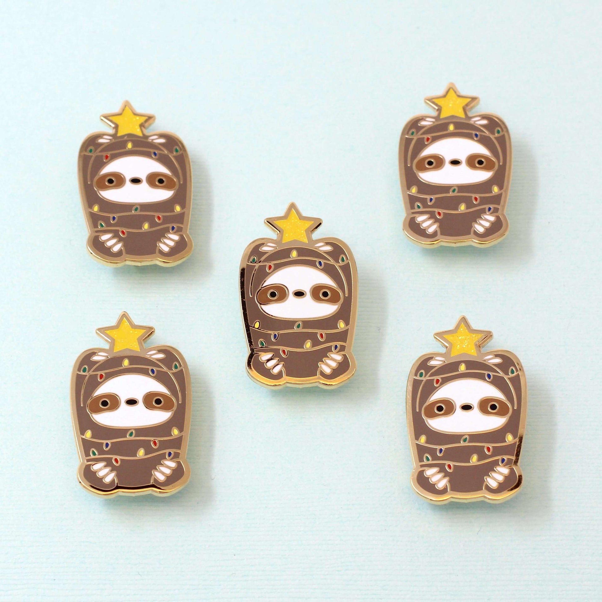 Broche en émail « Paresseux aux lumières de Noël » - Cadeau de Noël - Broche Paresseux - Broche de Noël