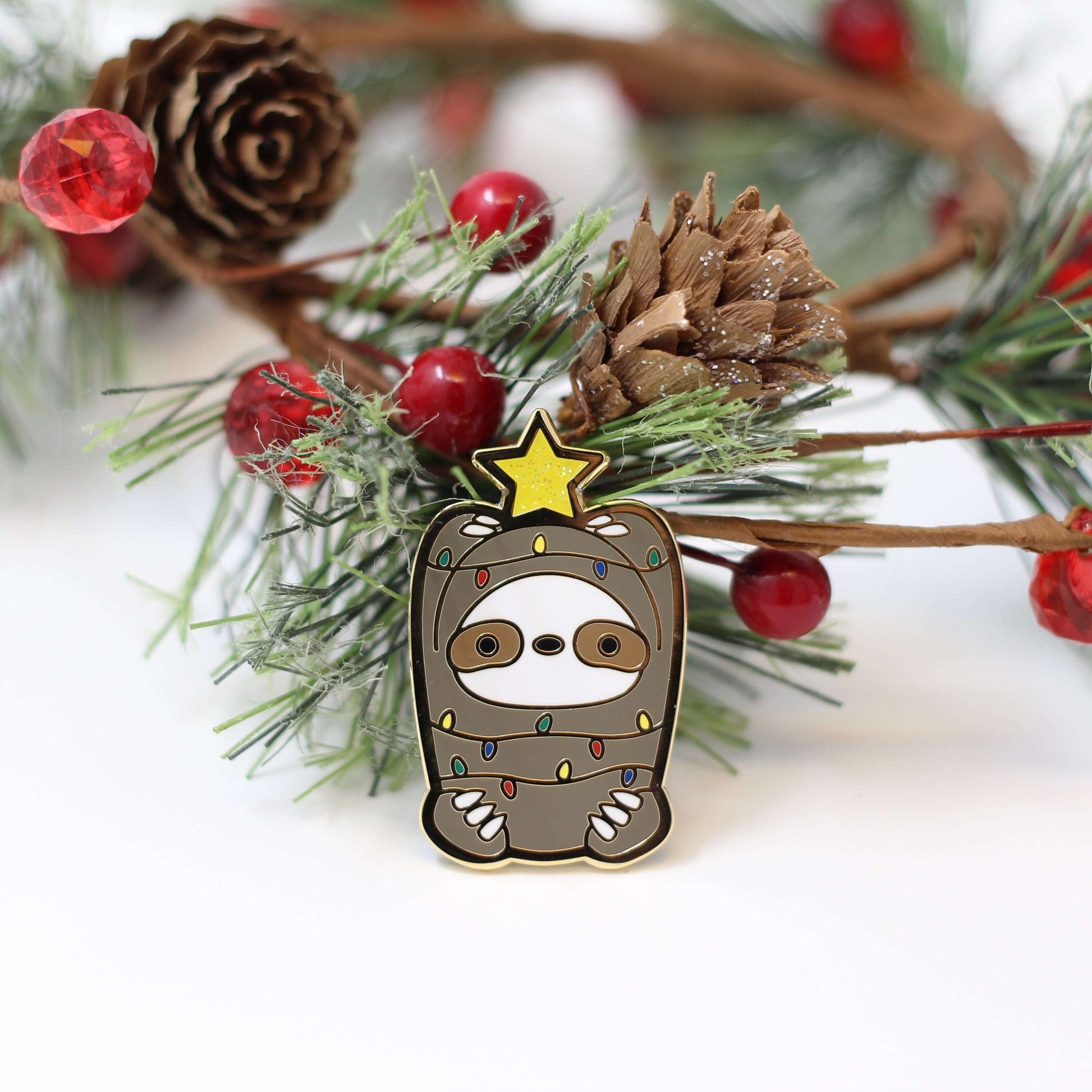 Broche en émail « Paresseux aux lumières de Noël » - Cadeau de Noël - Broche Paresseux - Broche de Noël