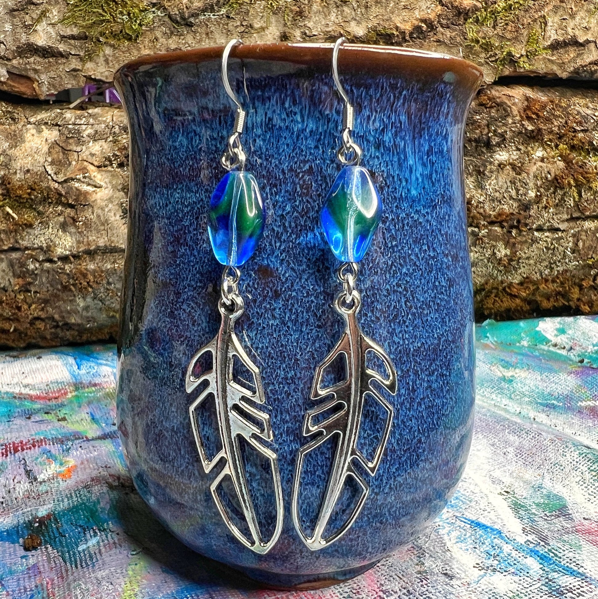 Boucles d'oreilles en perles de verre d'uranium bleu-vert et plumes – Nature-Inspired Glow 