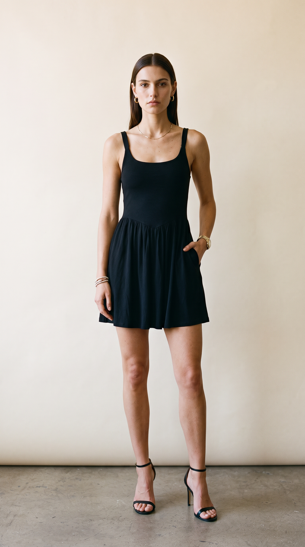 Fay – Petite robe de cocktail classique, coupe ajustée, en noir