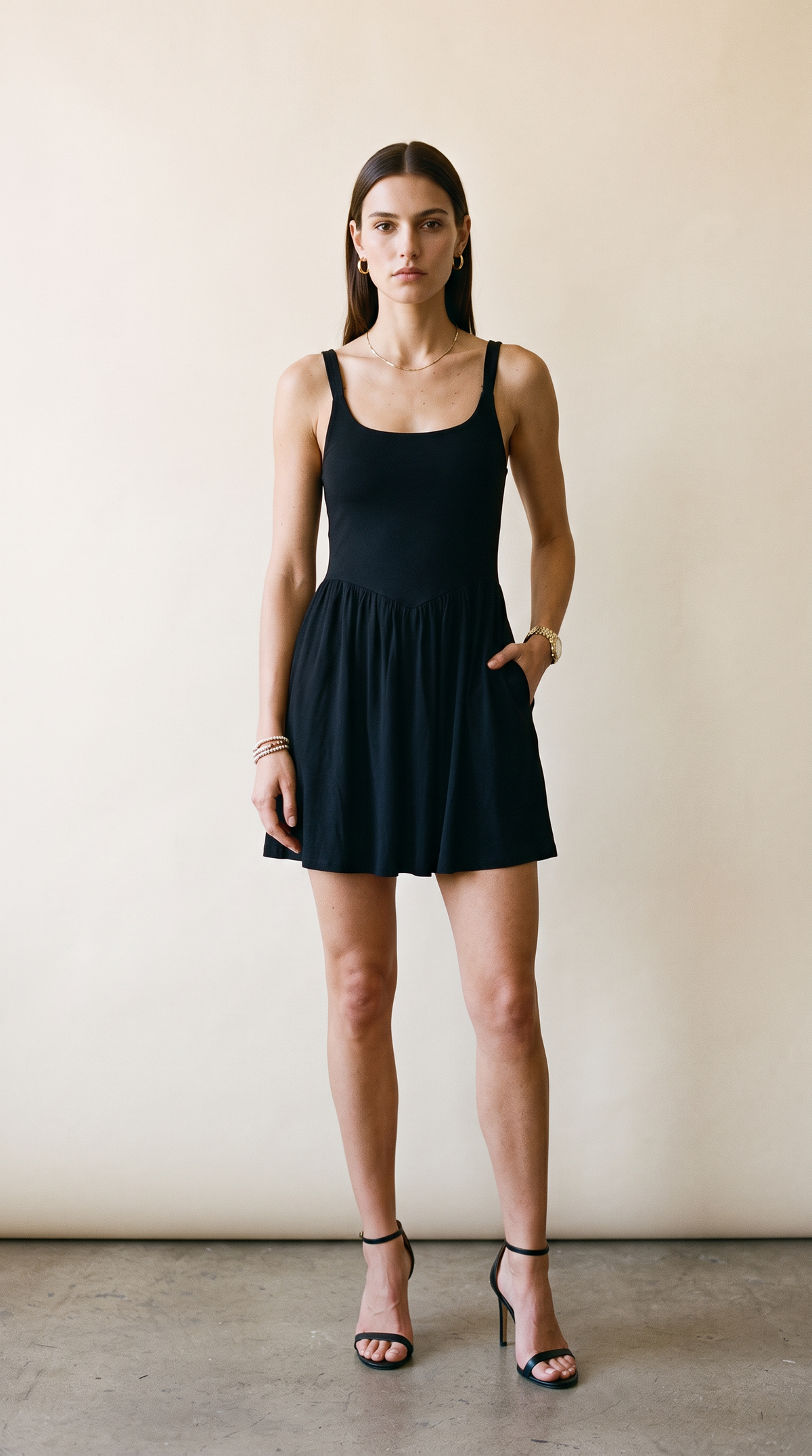Fay – Petite robe de cocktail classique, coupe ajustée, en noir