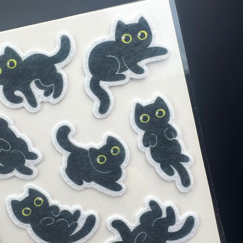 Chats noirs duveteux