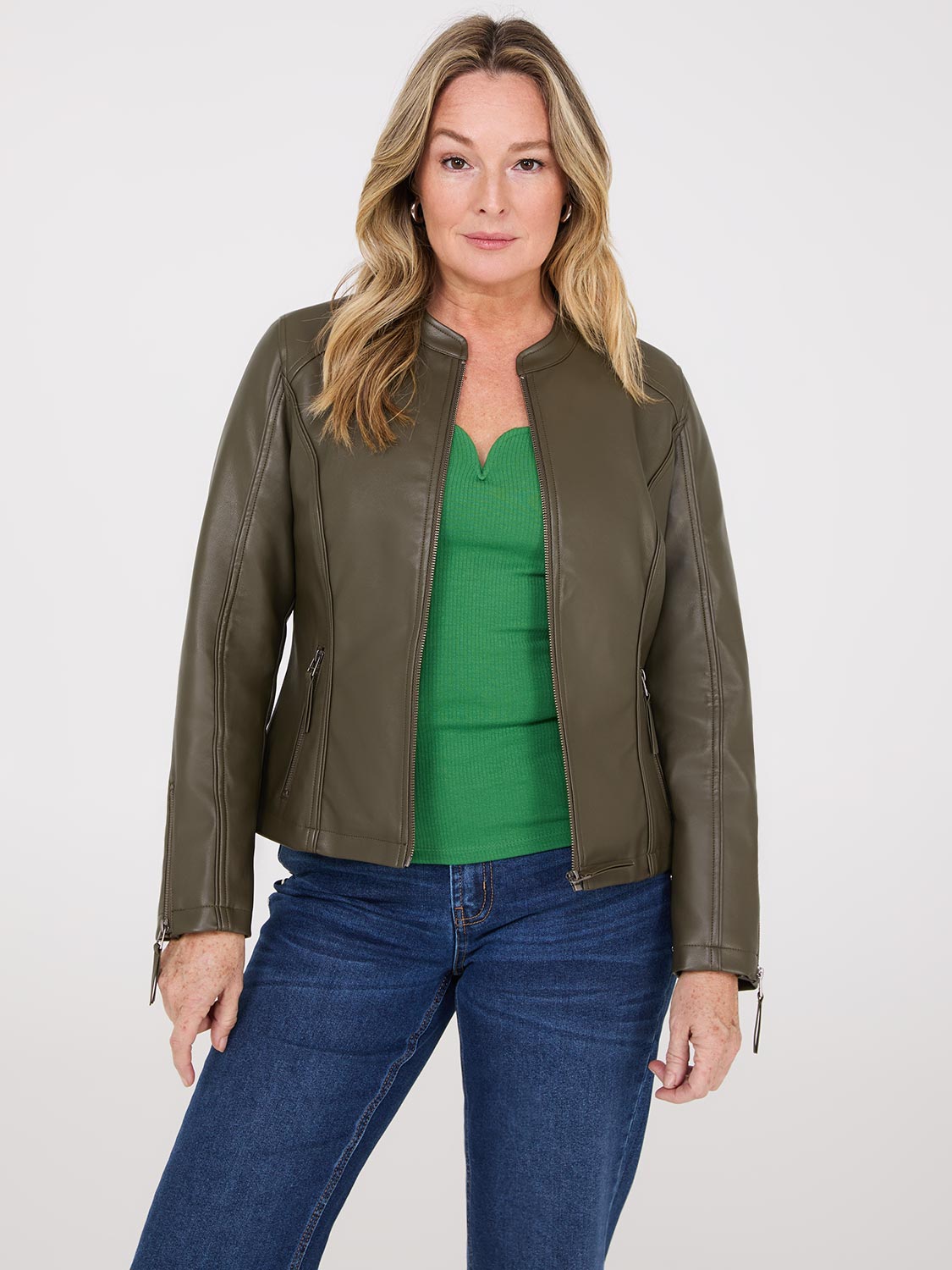 Veste en similicuir zippée sur le devant