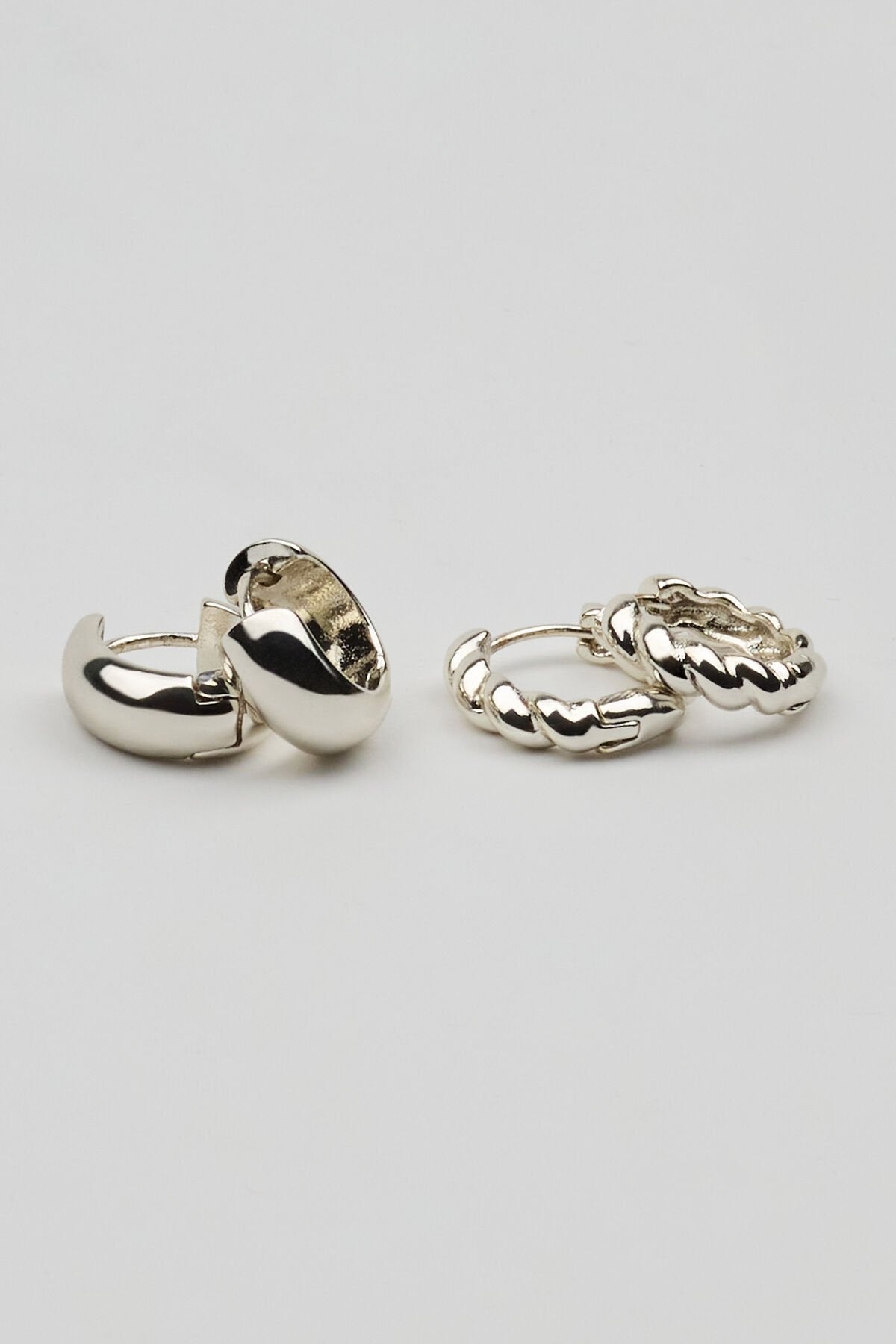Lot de 2 boucles d'oreilles créoles torsadées et lisses
