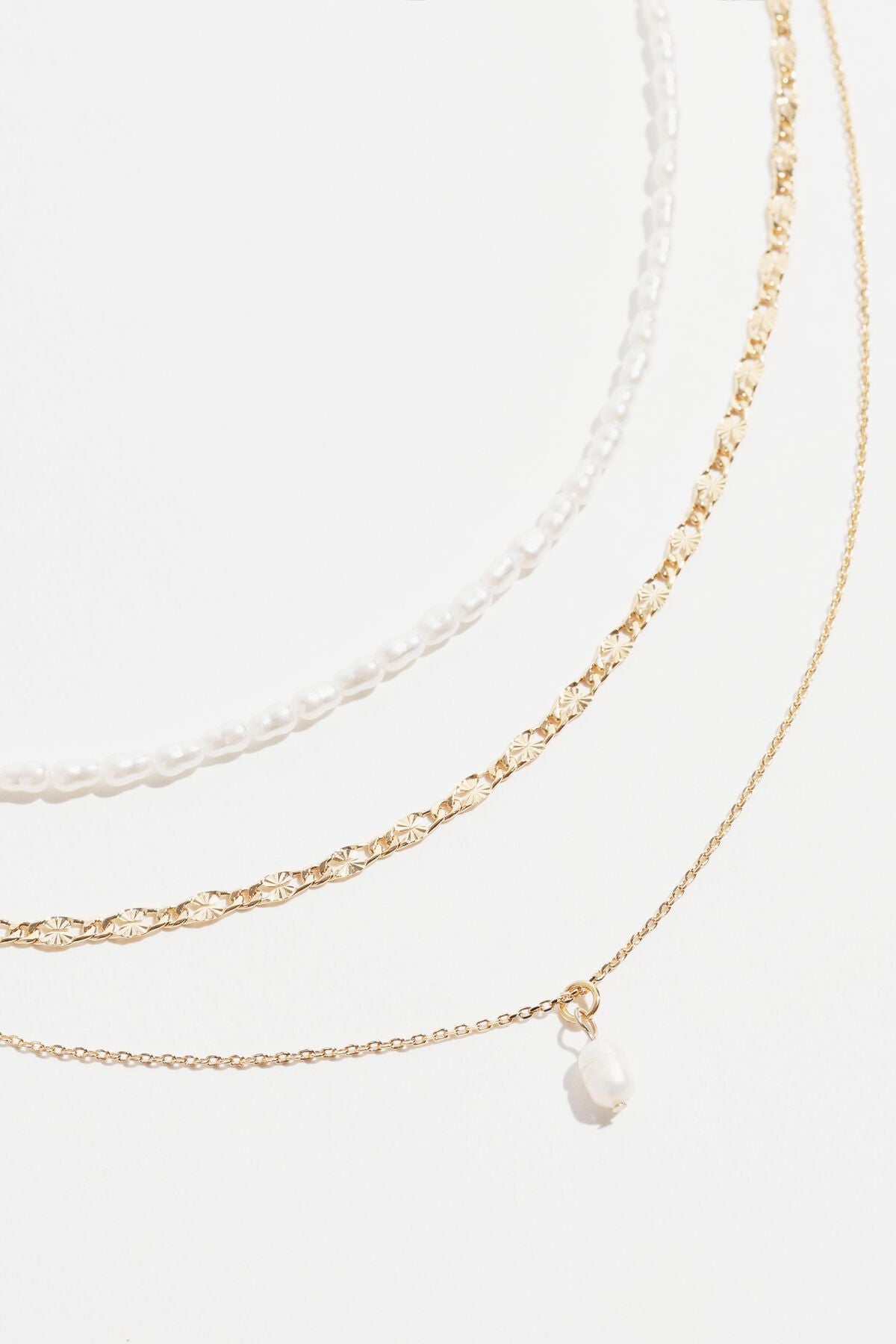Collier superposé de perles et de chaînes