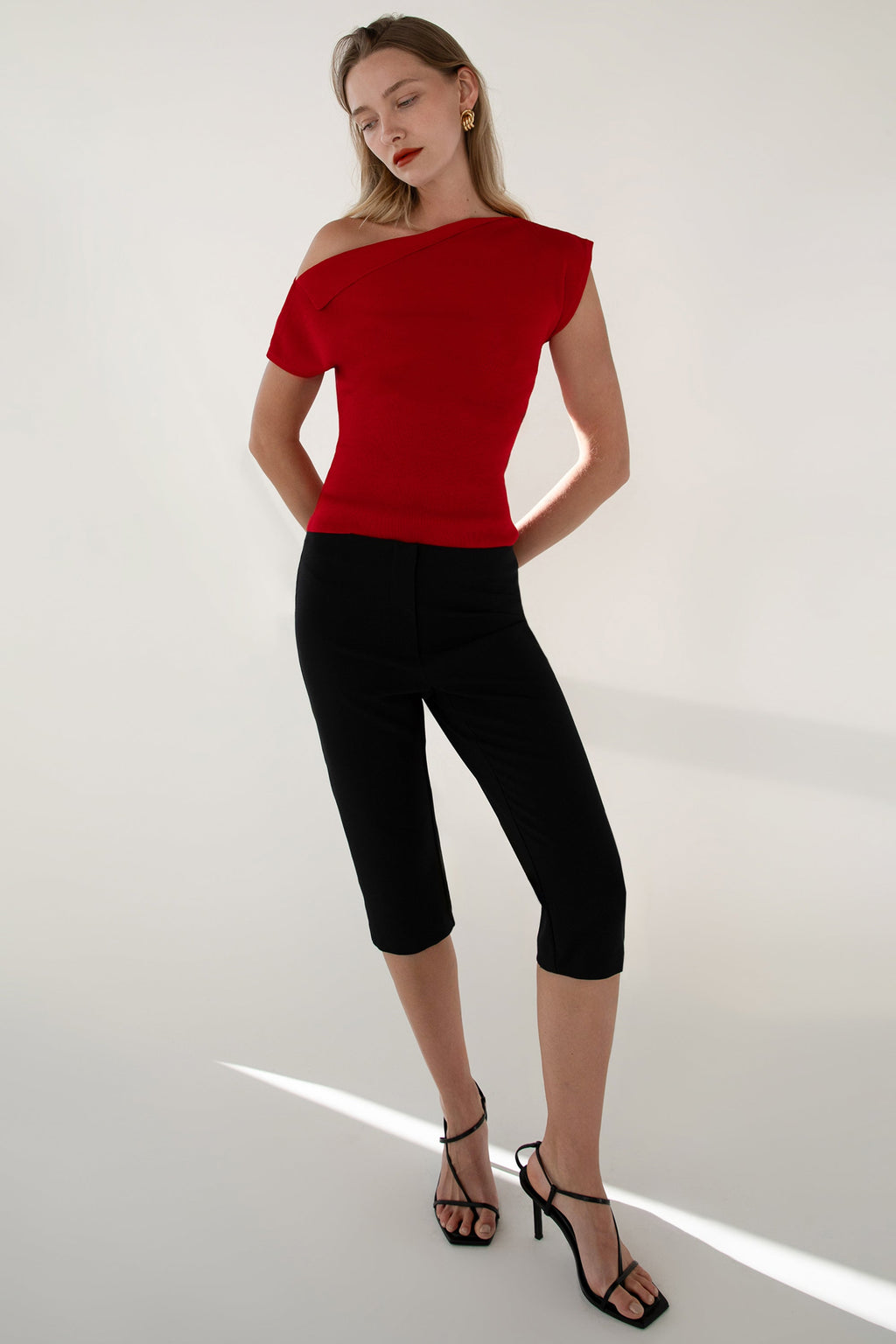 PULL À MANCHES COURTES ET ÉPAULES DÉNUDÉES ASYMÉTRIQUES