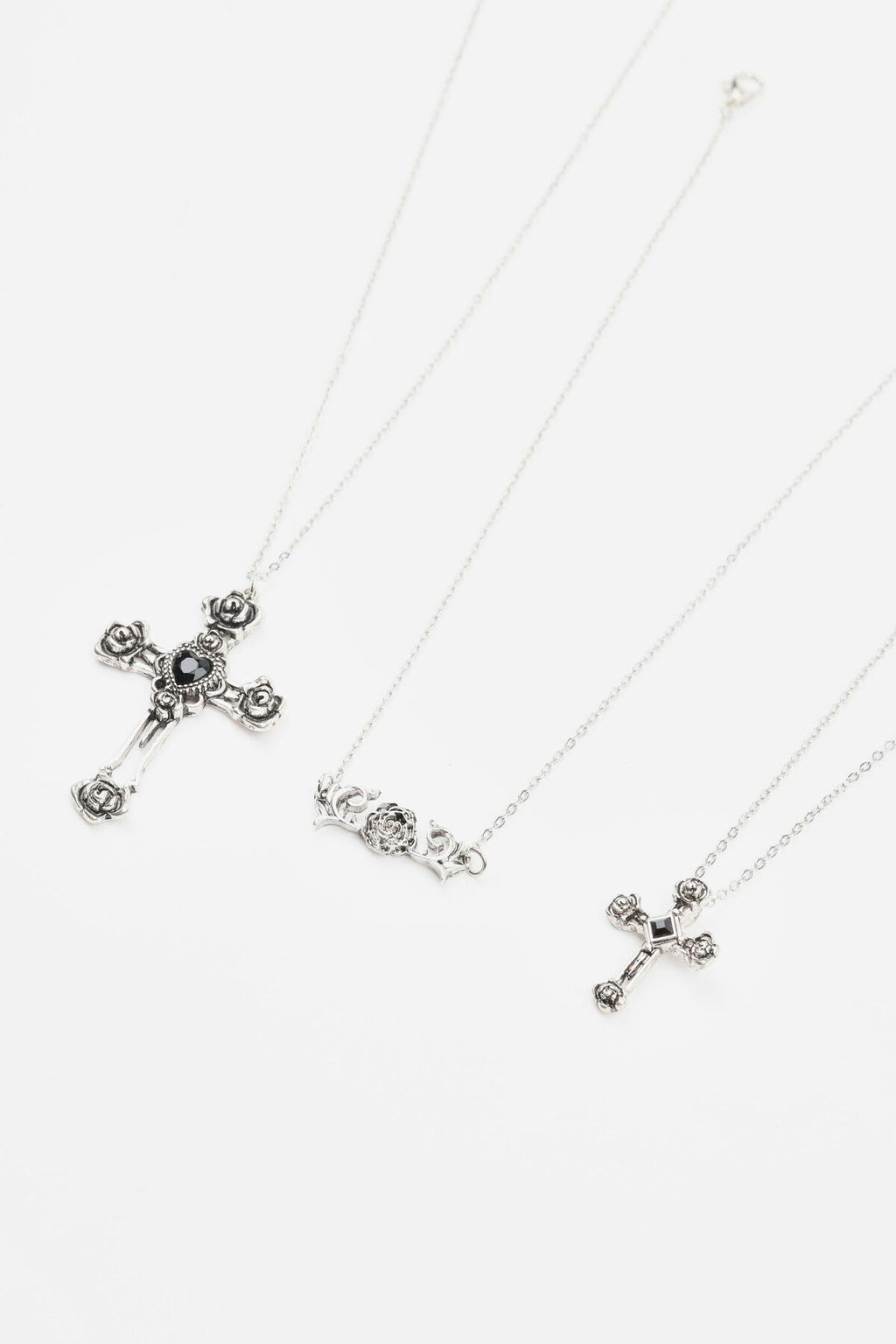 Ensemble de 3 colliers fleurs, croix et roses