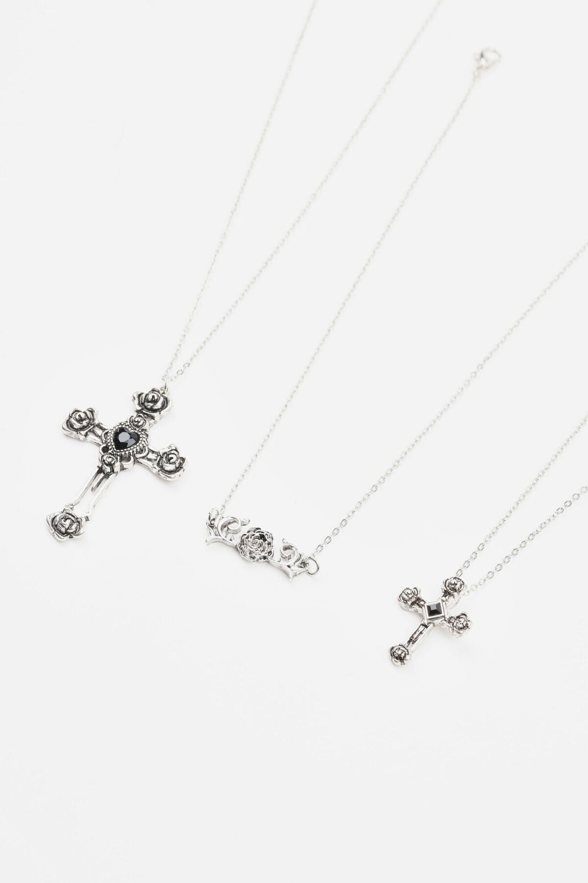 Ensemble de 3 colliers fleurs, croix et roses
