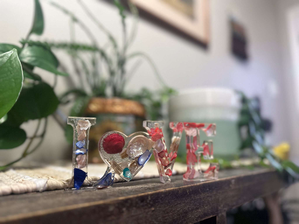 Décoration inspirée de l'océan avec le mot LOVE - Fait main avec des coquillages d'ormeau