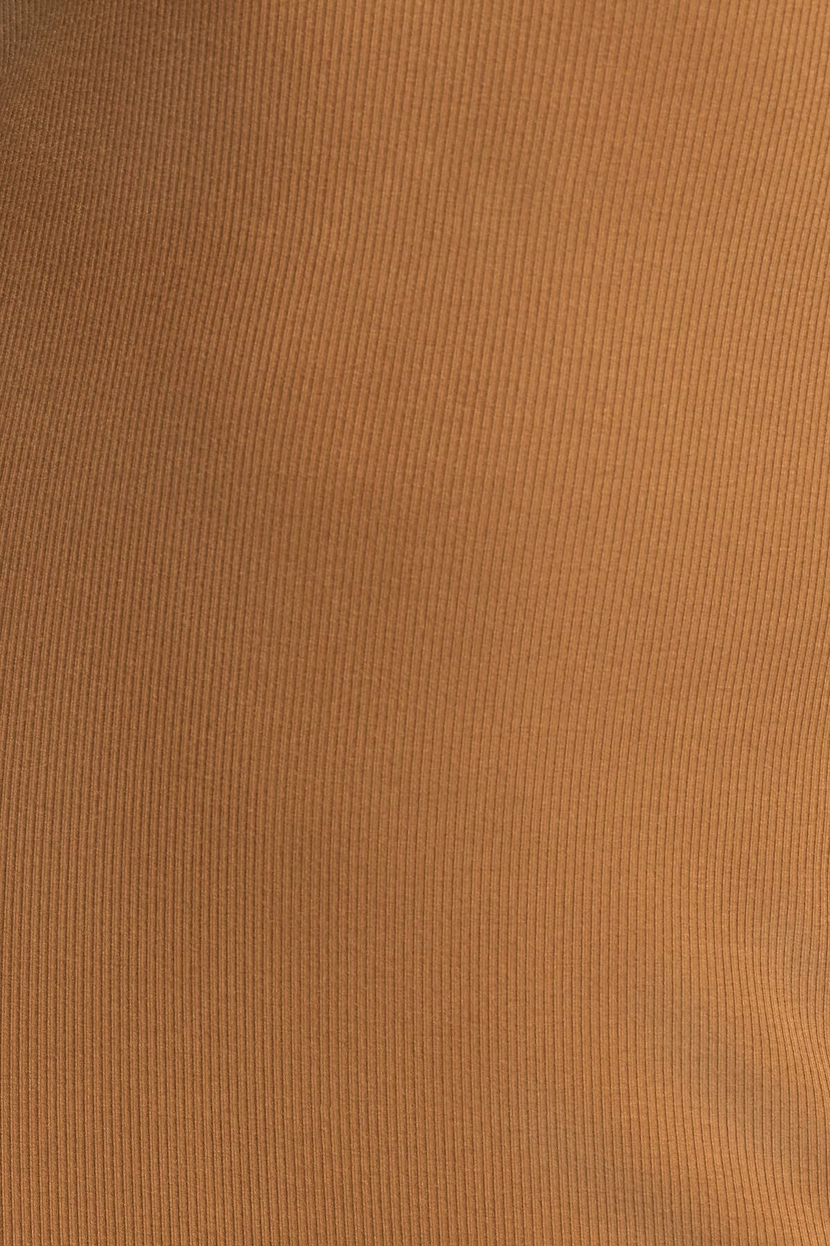 Robe courte à col roulé Isabella