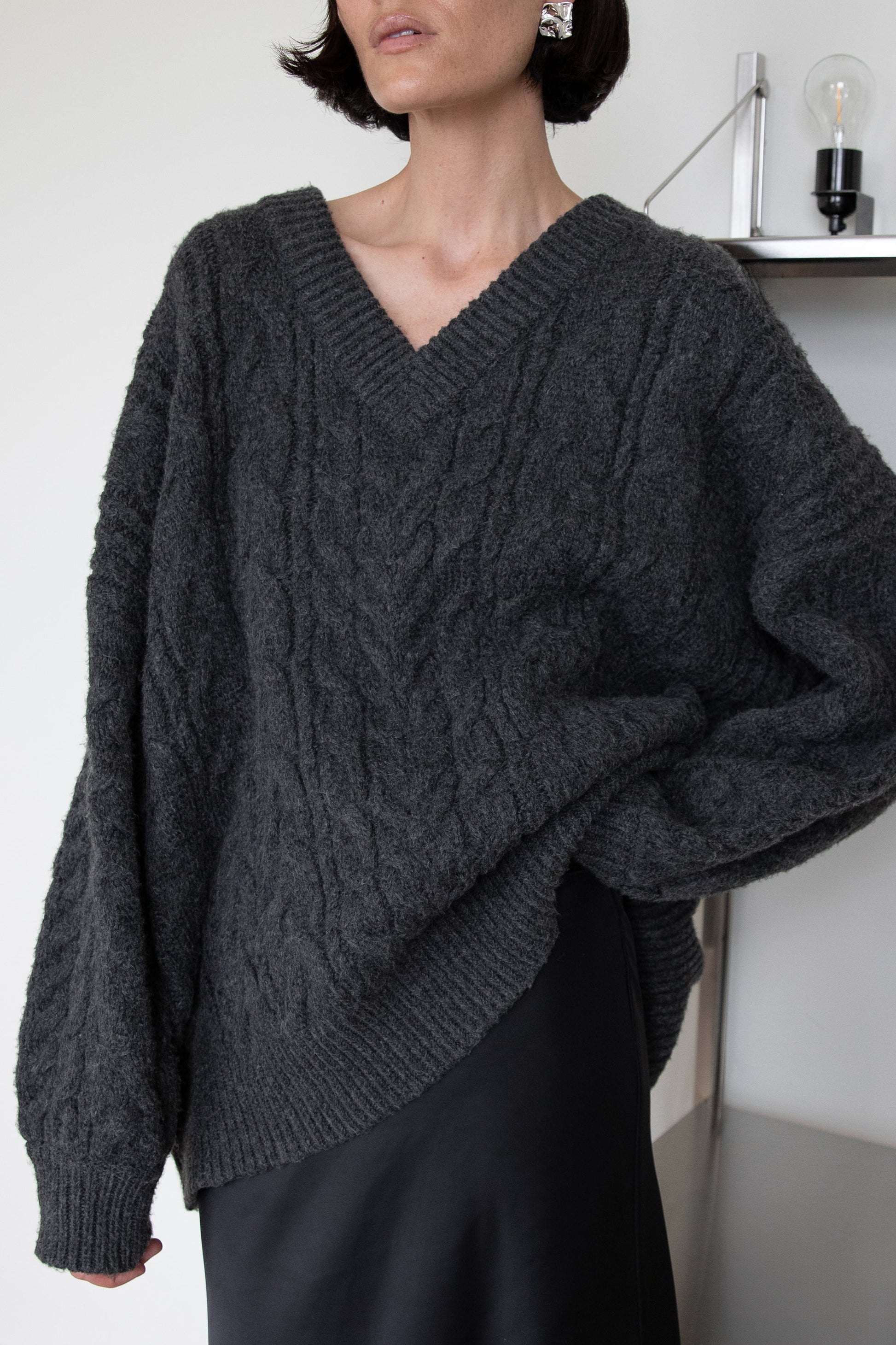 PULL COL EN V EN MAILLE TORSADES